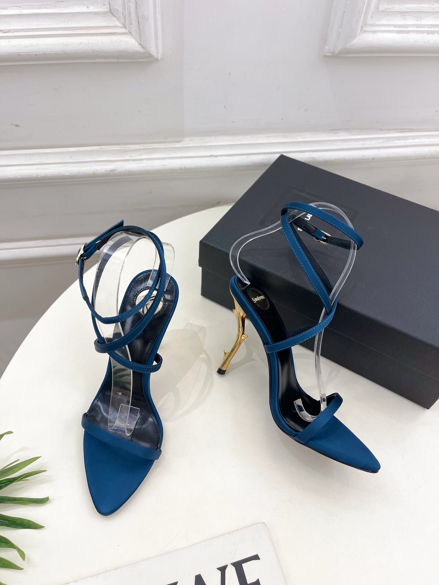 SAIN*LAURENT  圣罗兰 2025𝐬𝐬春夏新品 金属异形跟凉鞋上新☑️
———————————