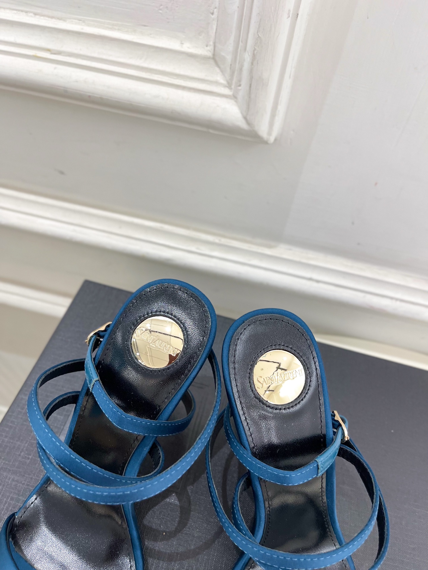 SAIN*LAURENT  圣罗兰 2025𝐬𝐬春夏新品 金属异形跟凉鞋上新☑️
———————————