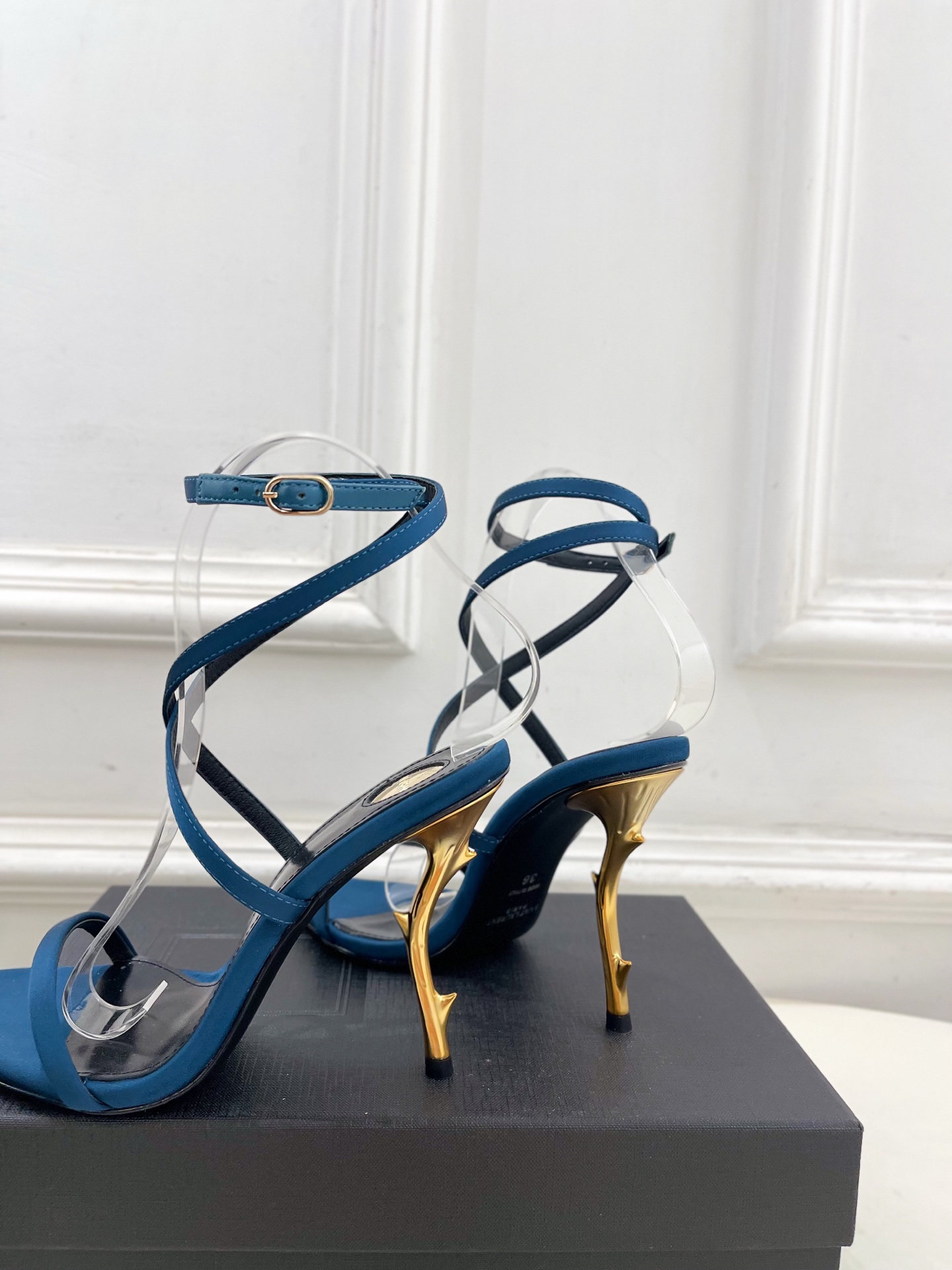 SAIN*LAURENT  圣罗兰 2025𝐬𝐬春夏新品 金属异形跟凉鞋上新☑️
———————————