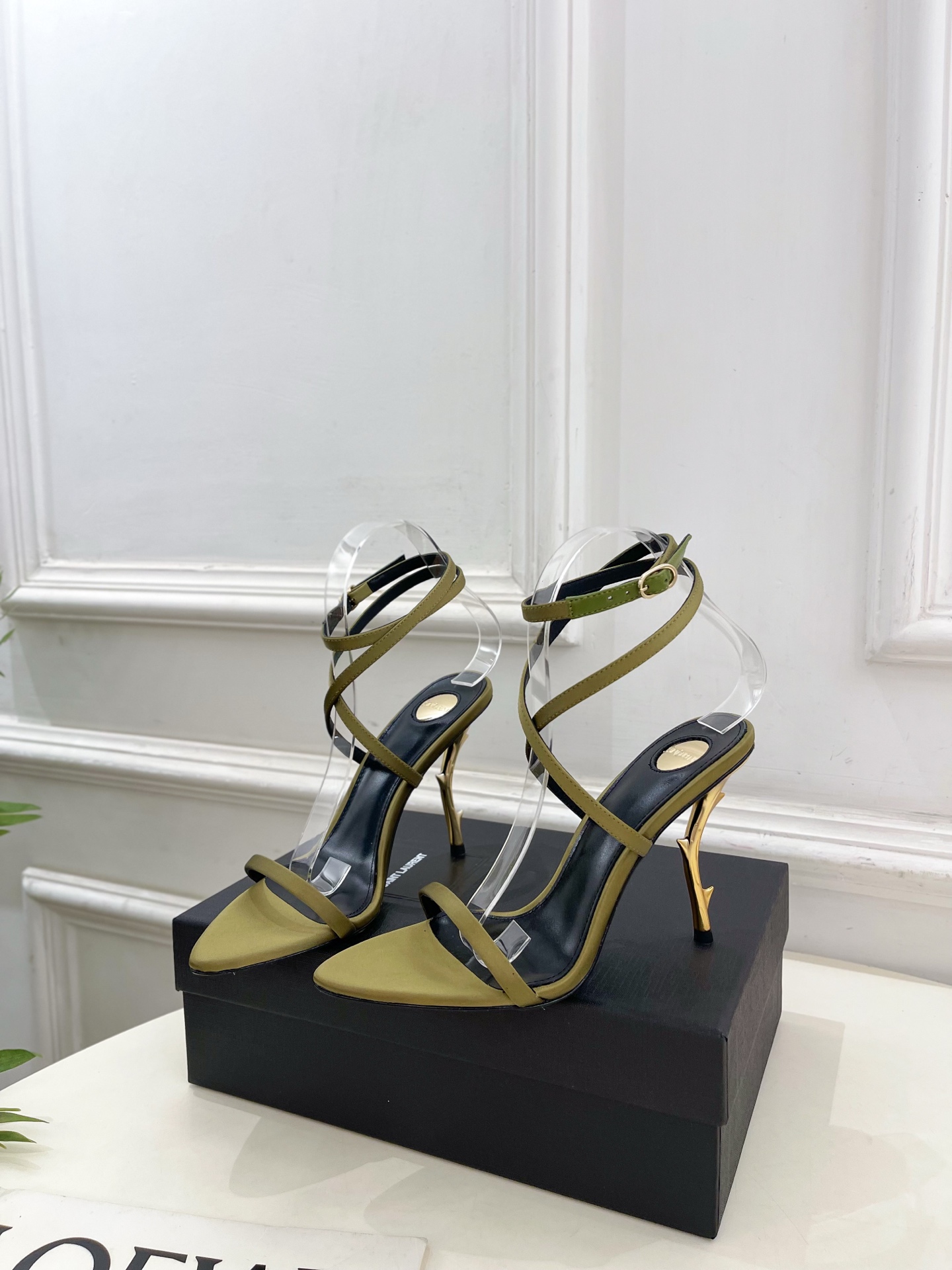 SAIN*LAURENT  圣罗兰 2025𝐬𝐬春夏新品 金属异形跟凉鞋上新☑️
———————————