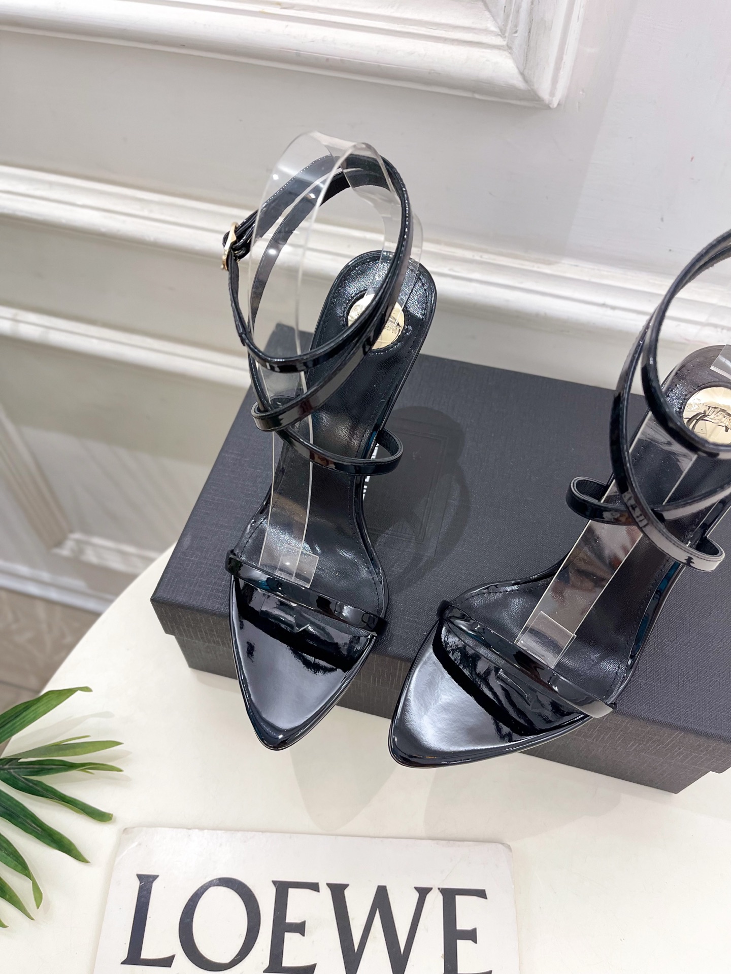 SAIN*LAURENT  圣罗兰 2025𝐬𝐬春夏新品 金属异形跟凉鞋上新☑️
———————————