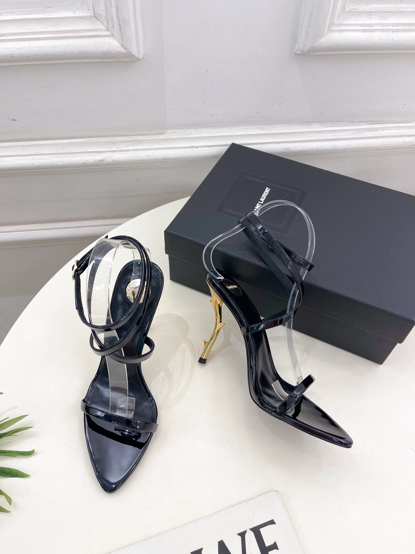 SAIN*LAURENT  圣罗兰 2025𝐬𝐬春夏新品 金属异形跟凉鞋上新☑️
———————————