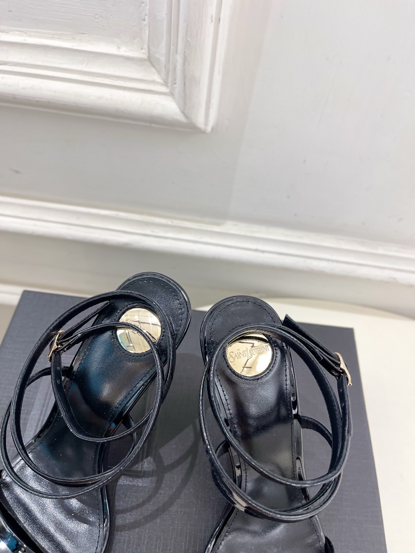 SAIN*LAURENT  圣罗兰 2025𝐬𝐬春夏新品 金属异形跟凉鞋上新☑️
———————————