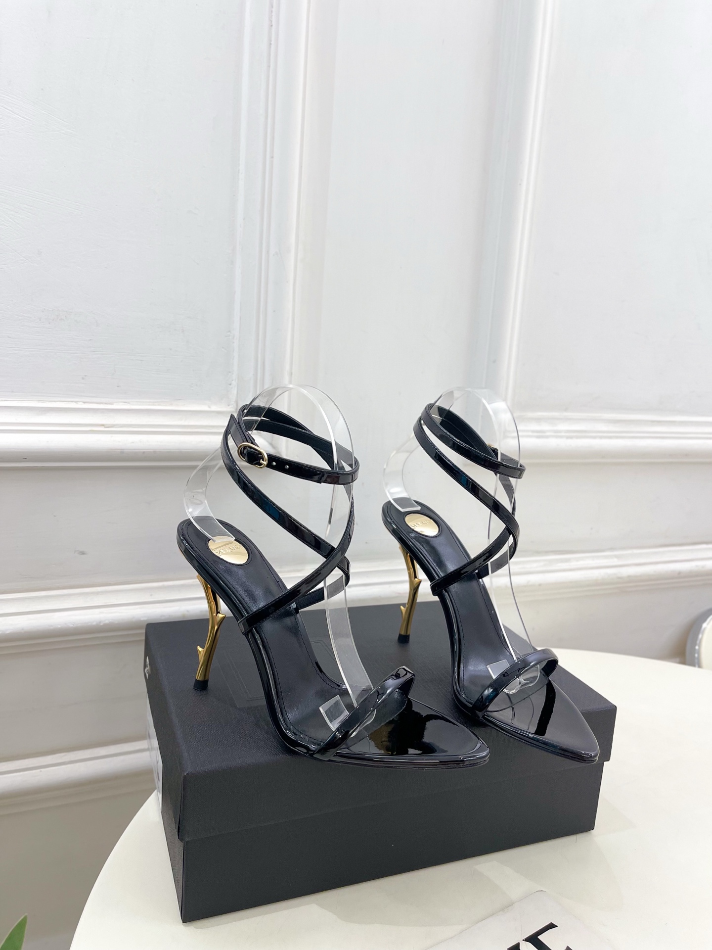 SAIN*LAURENT  圣罗兰 2025𝐬𝐬春夏新品 金属异形跟凉鞋上新☑️
———————————