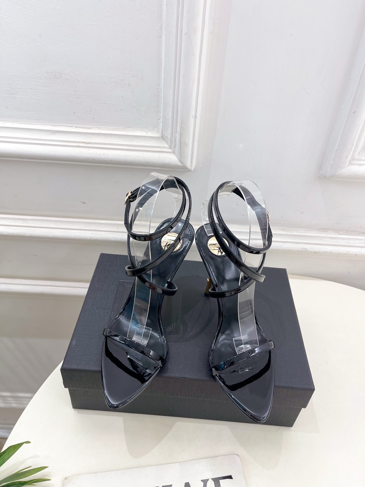 SAIN*LAURENT  圣罗兰 2025𝐬𝐬春夏新品 金属异形跟凉鞋上新☑️
———————————