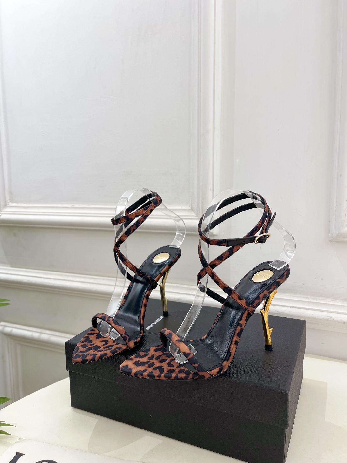 SAIN*LAURENT  圣罗兰 2025𝐬𝐬春夏新品 金属异形跟凉鞋上新☑️
———————————