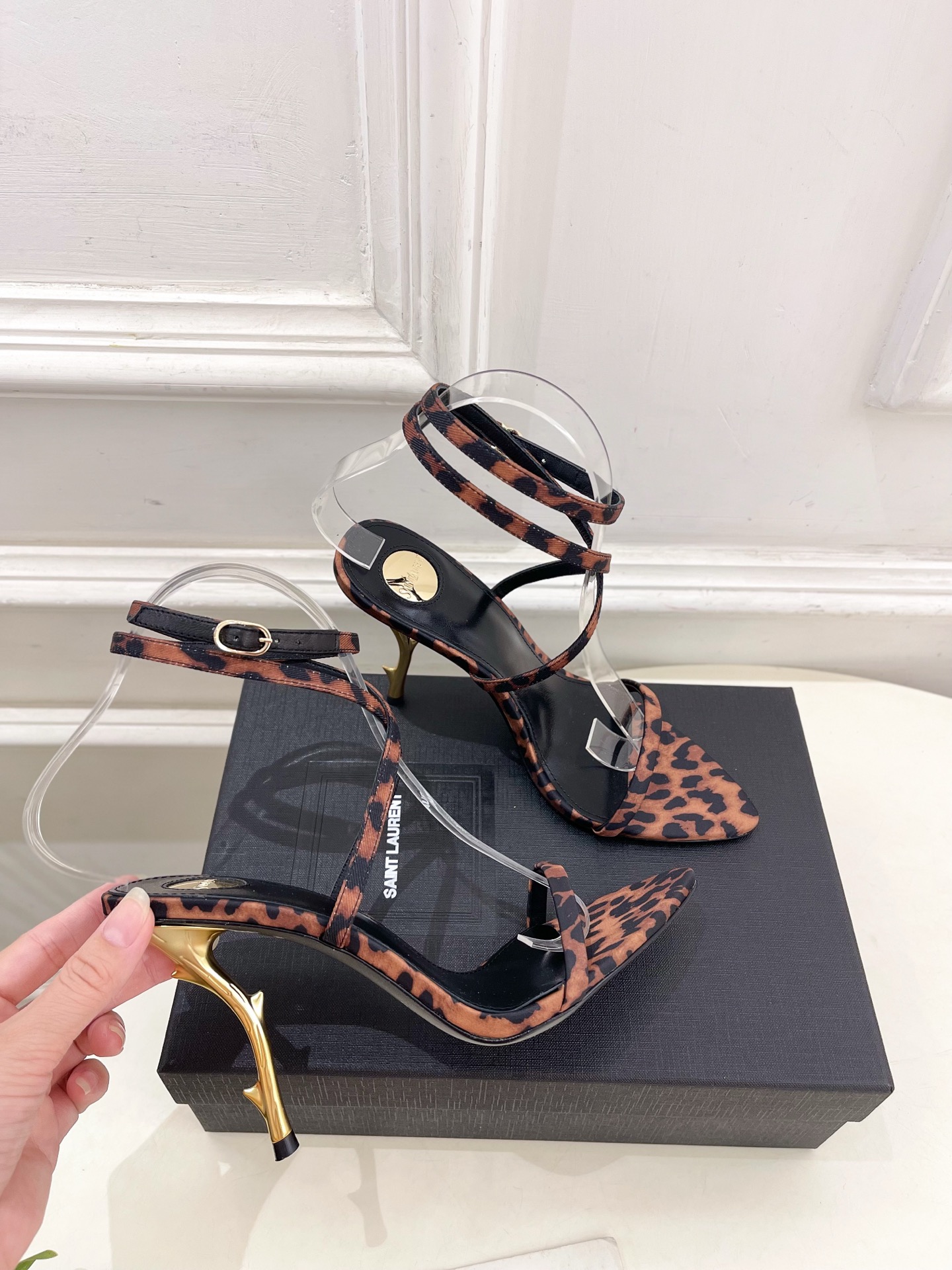 SAIN*LAURENT  圣罗兰 2025𝐬𝐬春夏新品 金属异形跟凉鞋上新☑️
———————————