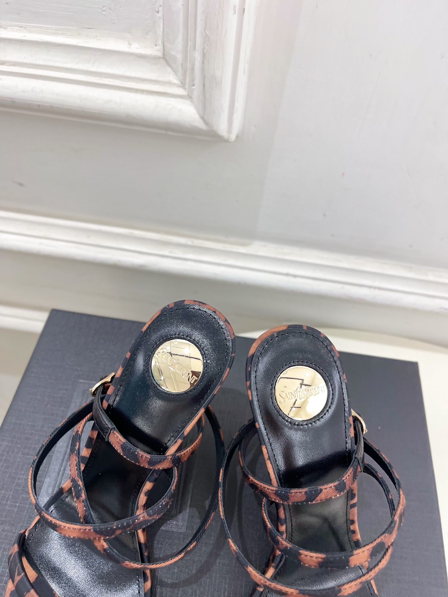 SAIN*LAURENT  圣罗兰 2025𝐬𝐬春夏新品 金属异形跟凉鞋上新☑️
———————————