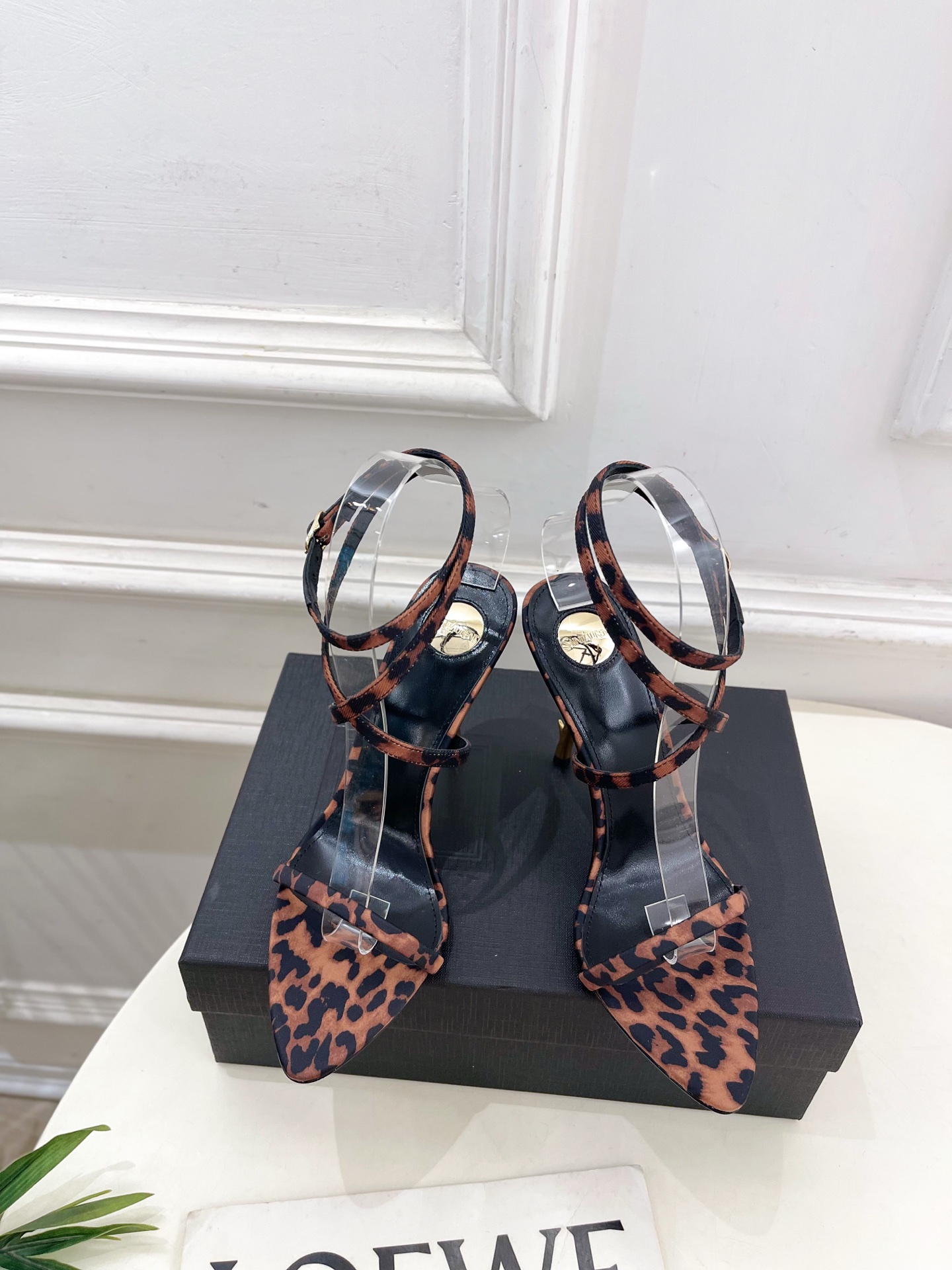 SAIN*LAURENT  圣罗兰 2025𝐬𝐬春夏新品 金属异形跟凉鞋上新☑️
———————————