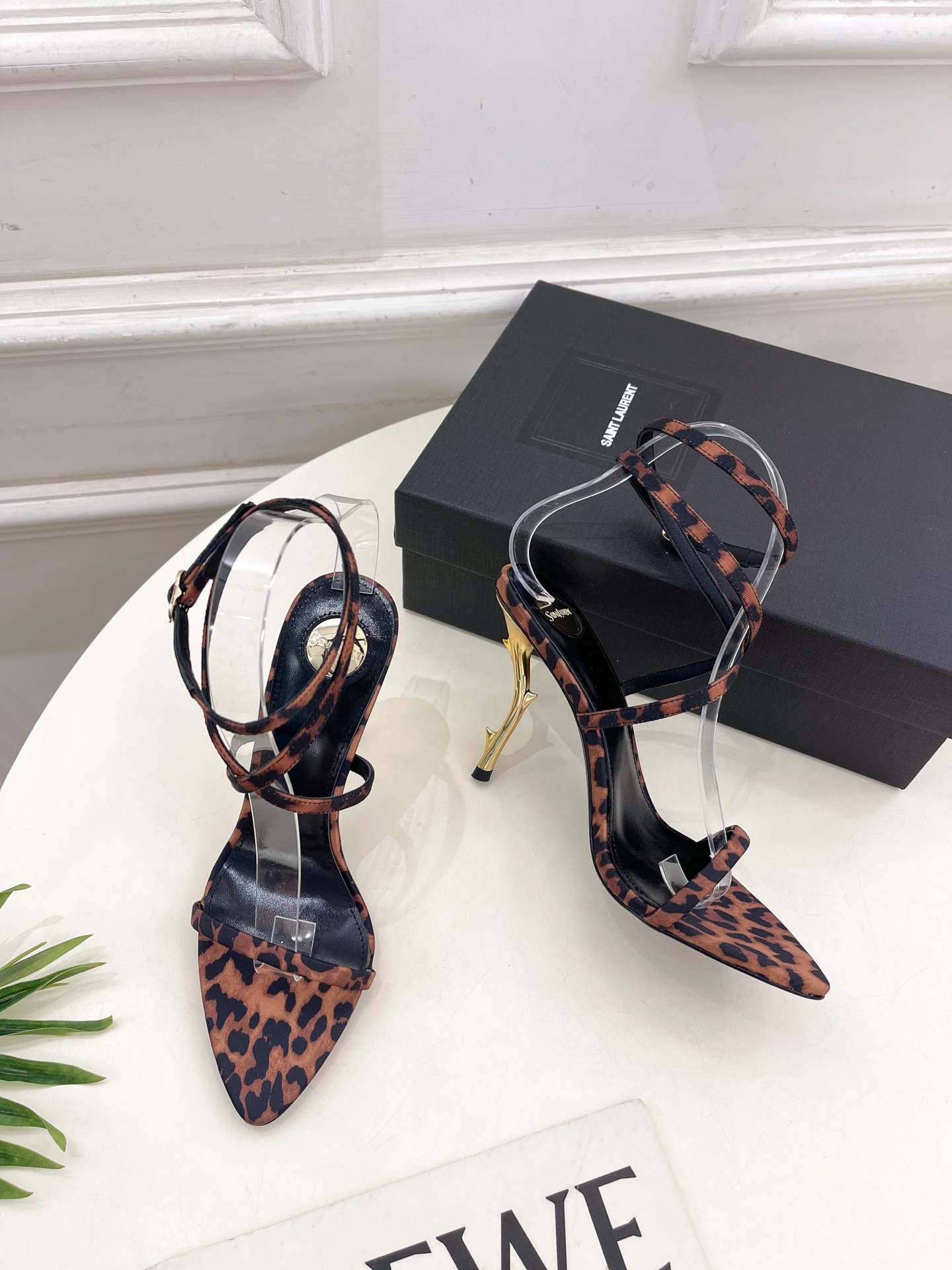 SAIN*LAURENT  圣罗兰 2025𝐬𝐬春夏新品 金属异形跟凉鞋上新☑️
———————————
