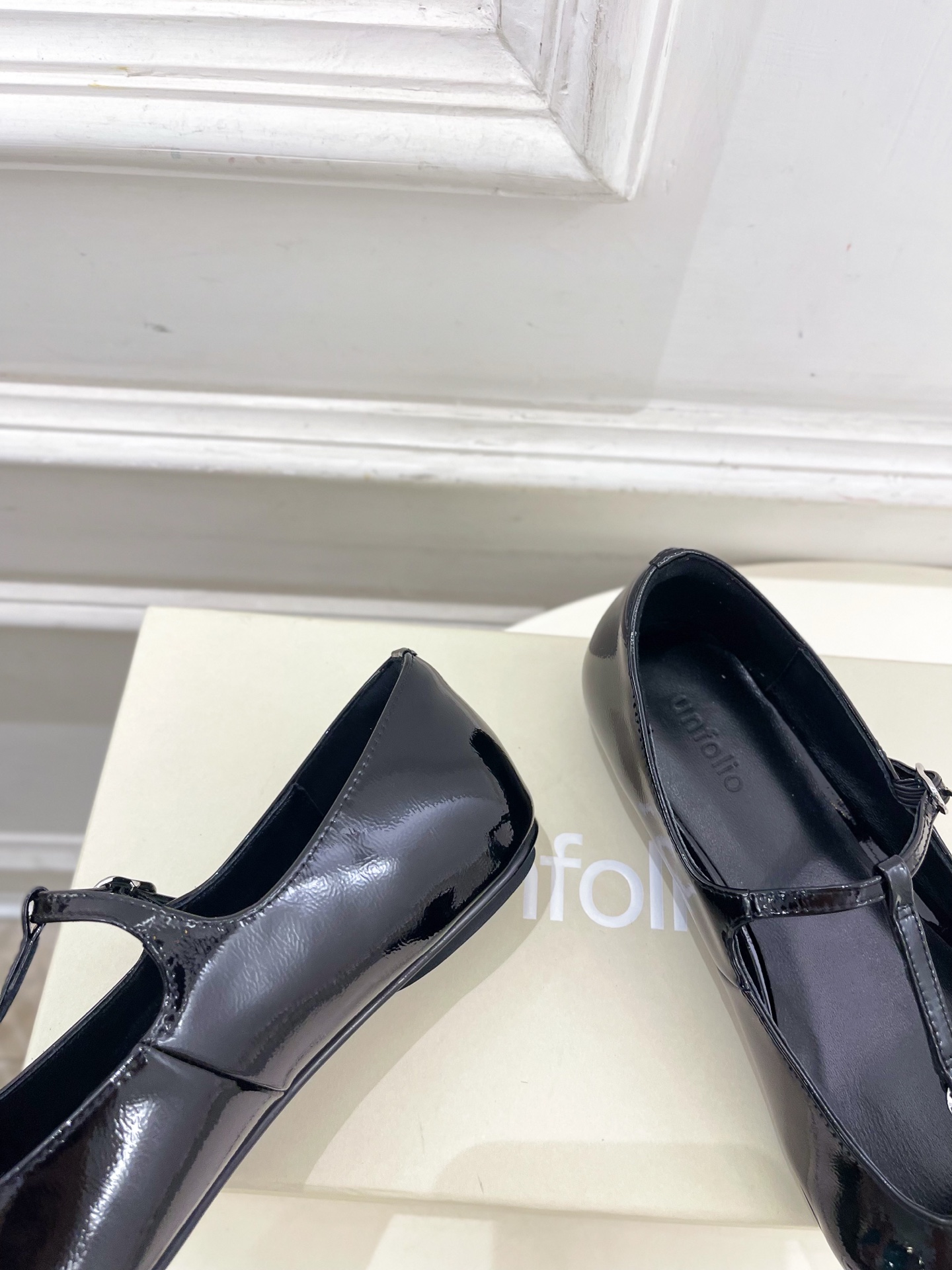 unfolio 25𝐬𝐬 春夏新品 T字带玛丽珍平底鞋
—————————
 作为这两年最受欢迎的鬼才设