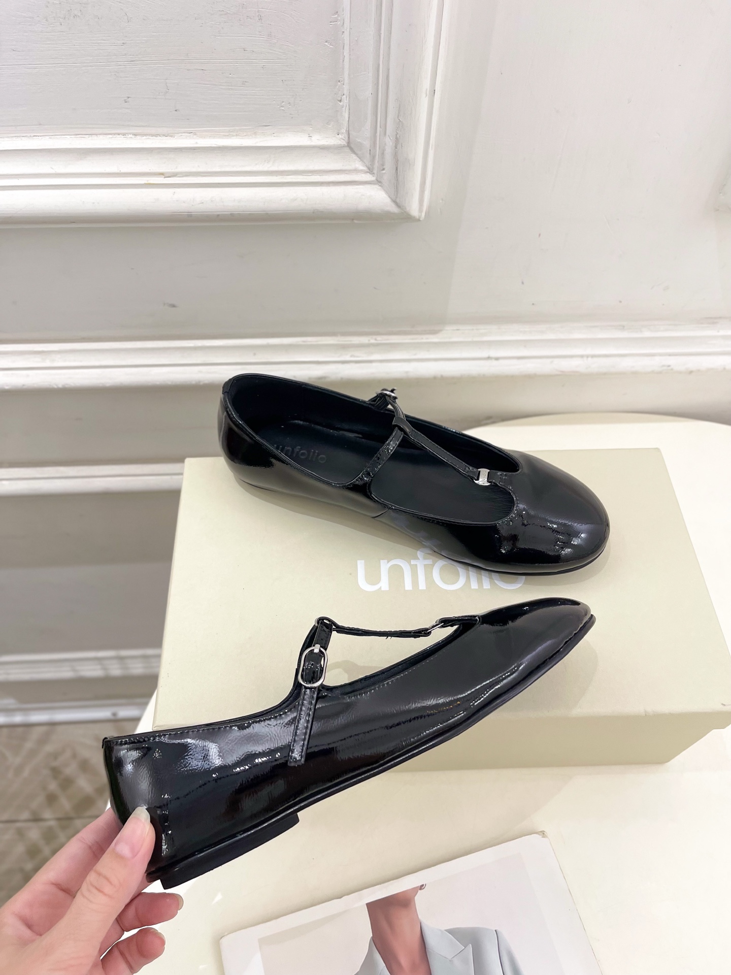 unfolio 25𝐬𝐬 春夏新品 T字带玛丽珍平底鞋
—————————
 作为这两年最受欢迎的鬼才设