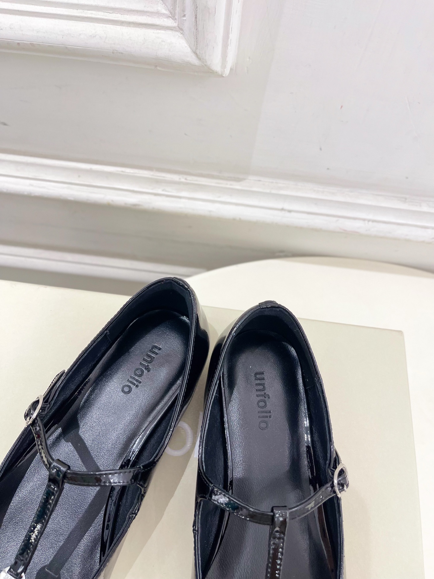 unfolio 25𝐬𝐬 春夏新品 T字带玛丽珍平底鞋
—————————
 作为这两年最受欢迎的鬼才设