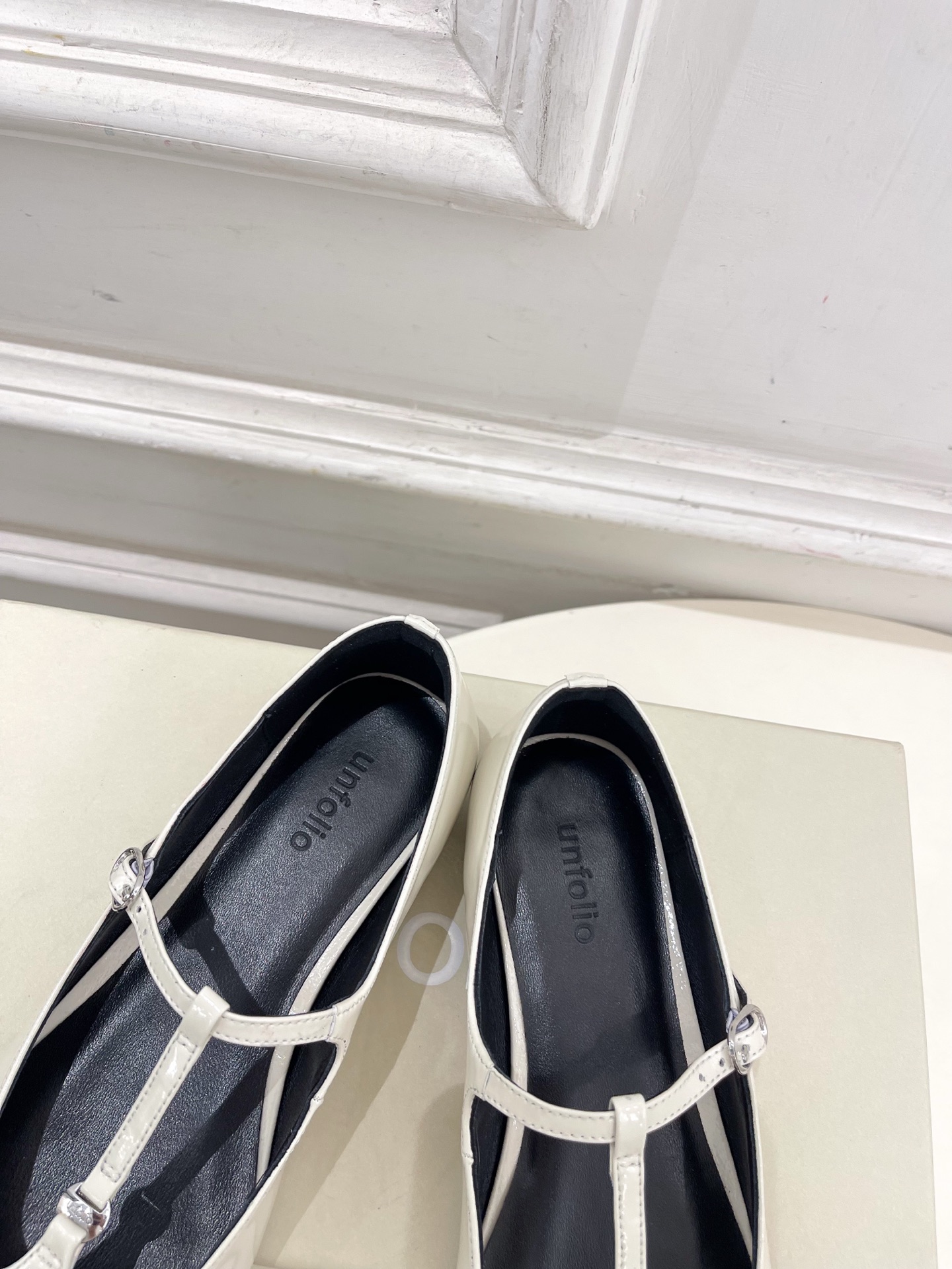 unfolio 25𝐬𝐬 春夏新品 T字带玛丽珍平底鞋
—————————
 作为这两年最受欢迎的鬼才设
