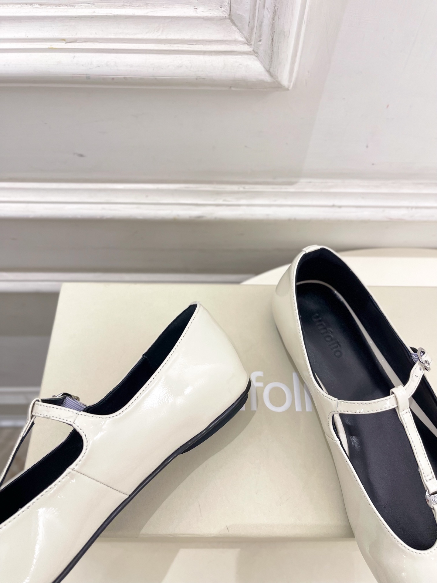 unfolio 25𝐬𝐬 春夏新品 T字带玛丽珍平底鞋
—————————
 作为这两年最受欢迎的鬼才设