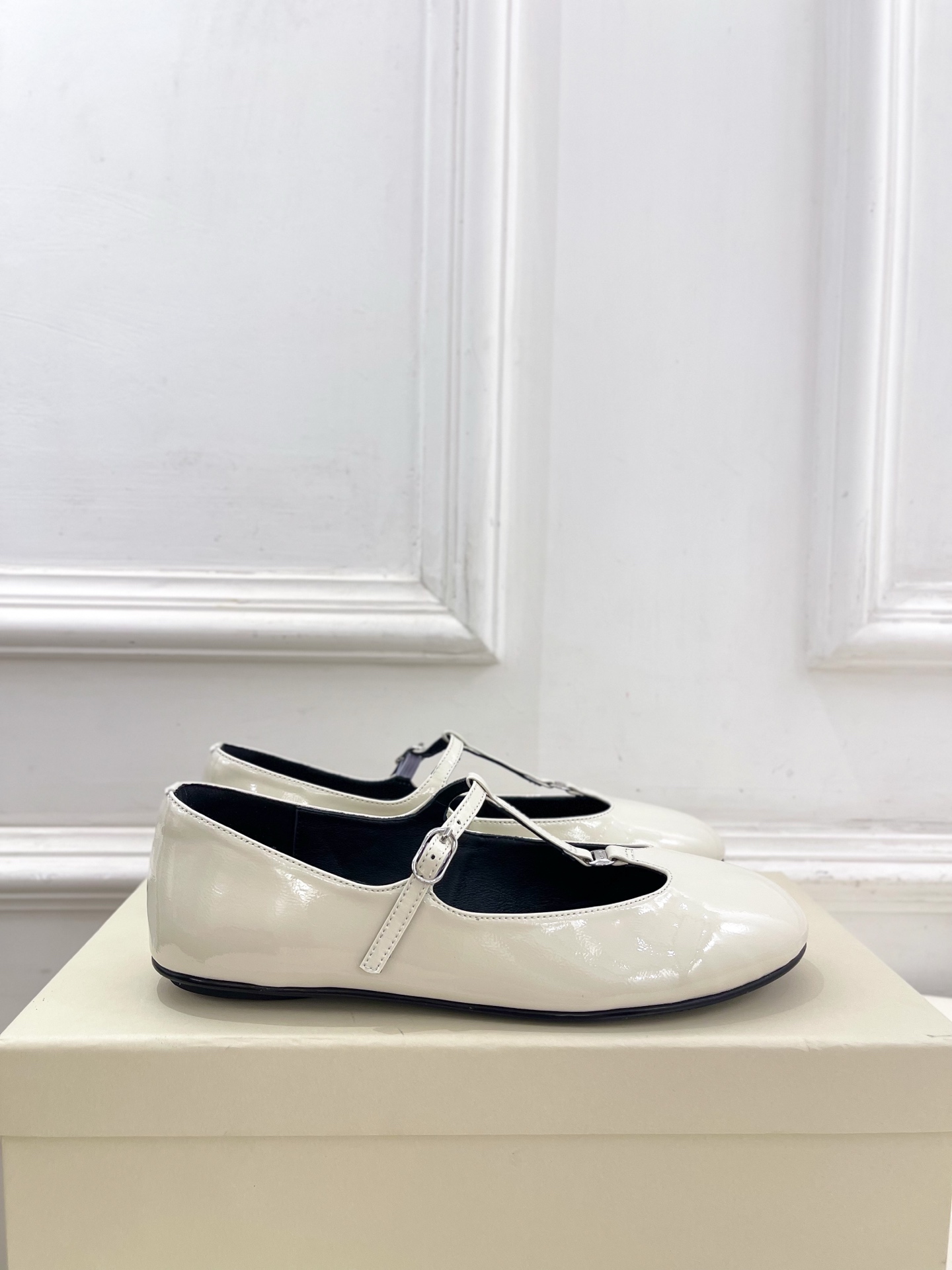 unfolio 25𝐬𝐬 春夏新品 T字带玛丽珍平底鞋
—————————
 作为这两年最受欢迎的鬼才设