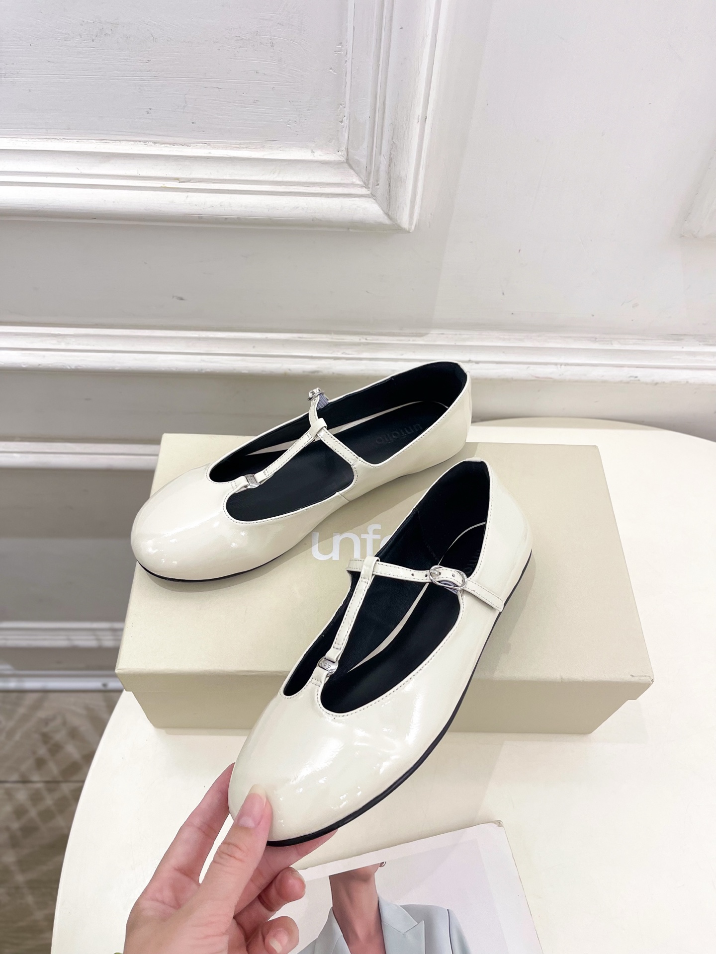 unfolio 25𝐬𝐬 春夏新品 T字带玛丽珍平底鞋
—————————
 作为这两年最受欢迎的鬼才设