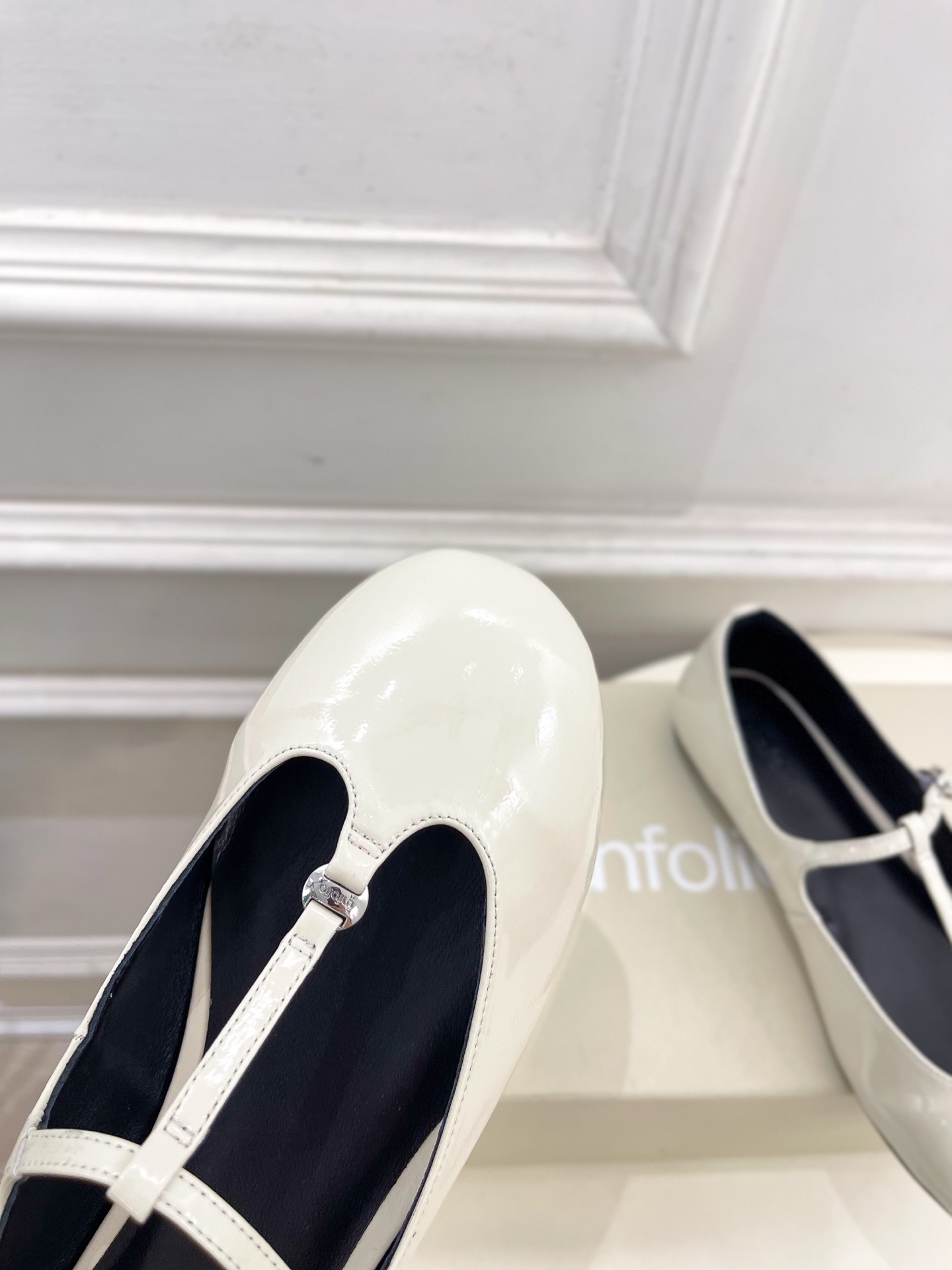 unfolio 25𝐬𝐬 春夏新品 T字带玛丽珍平底鞋
—————————
 作为这两年最受欢迎的鬼才设