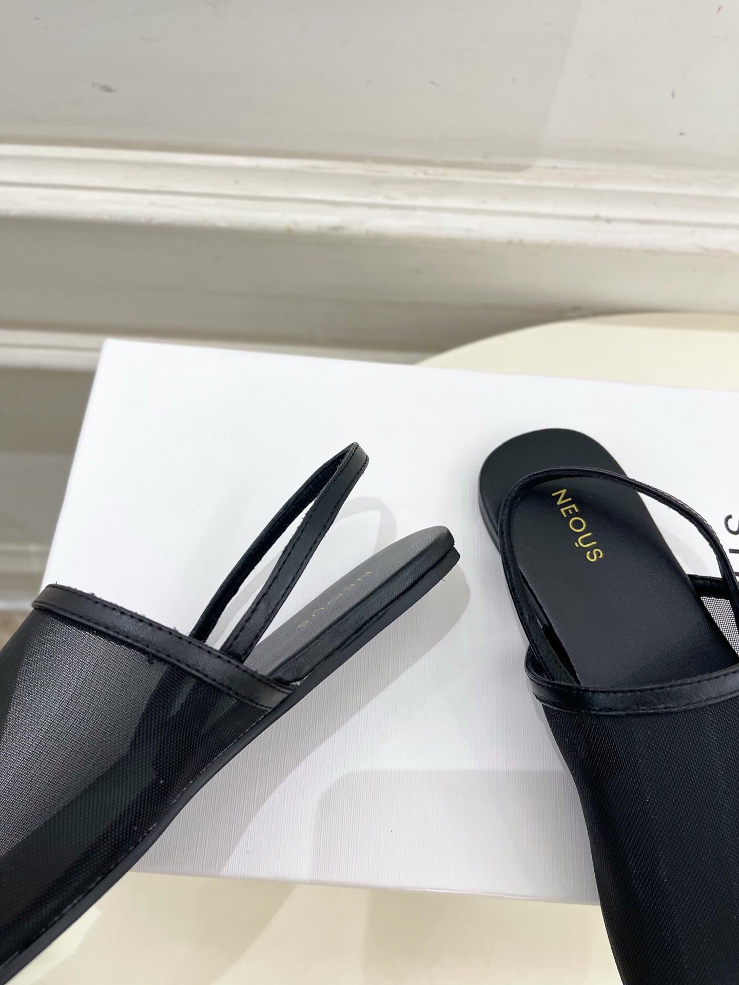 Neous 25𝐬𝐬春夏新品 网纱平底休闲凉鞋
—————————
作为这两年最受欢迎的设计师牌，设计简