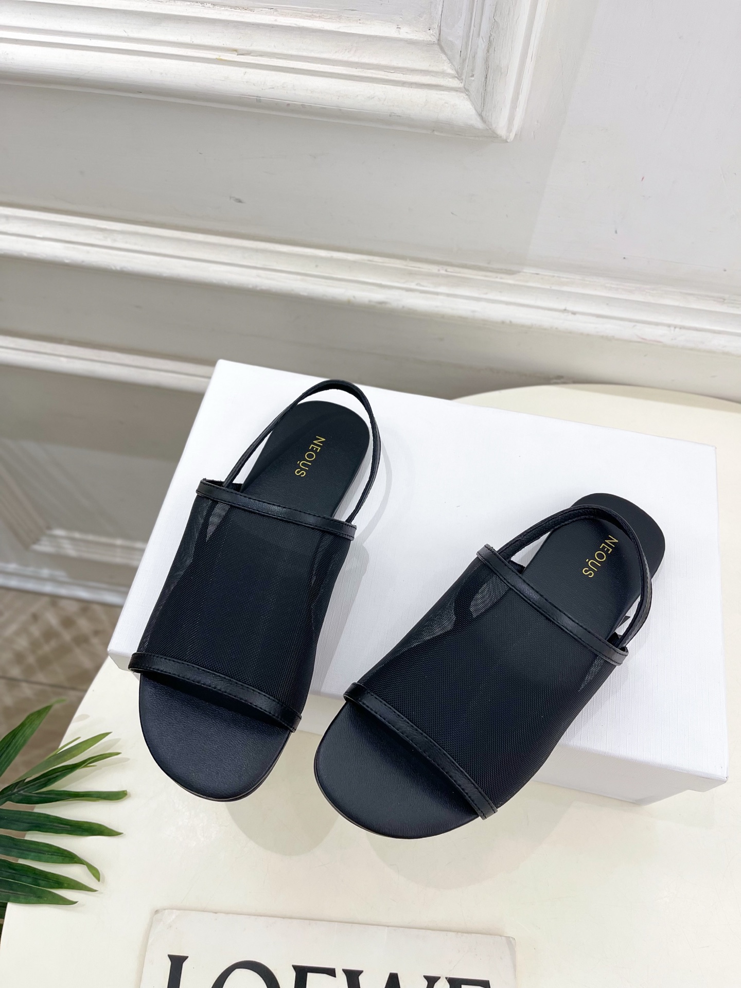 Neous 25𝐬𝐬春夏新品 网纱平底休闲凉鞋
—————————
作为这两年最受欢迎的设计师牌，设计简