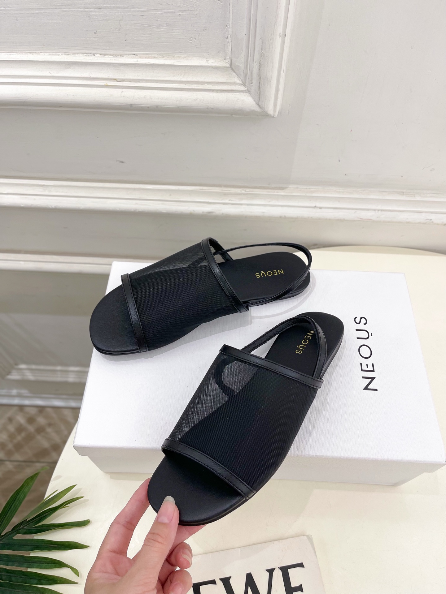Neous 25𝐬𝐬春夏新品 网纱平底休闲凉鞋
—————————
作为这两年最受欢迎的设计师牌，设计简