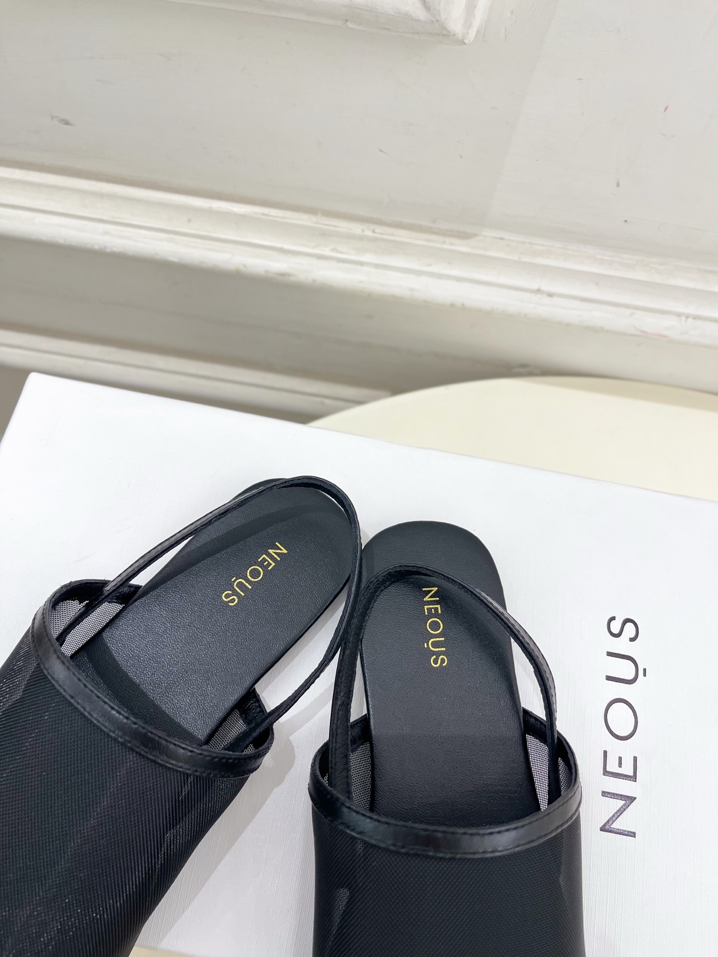 Neous 25𝐬𝐬春夏新品 网纱平底休闲凉鞋
—————————
作为这两年最受欢迎的设计师牌，设计简