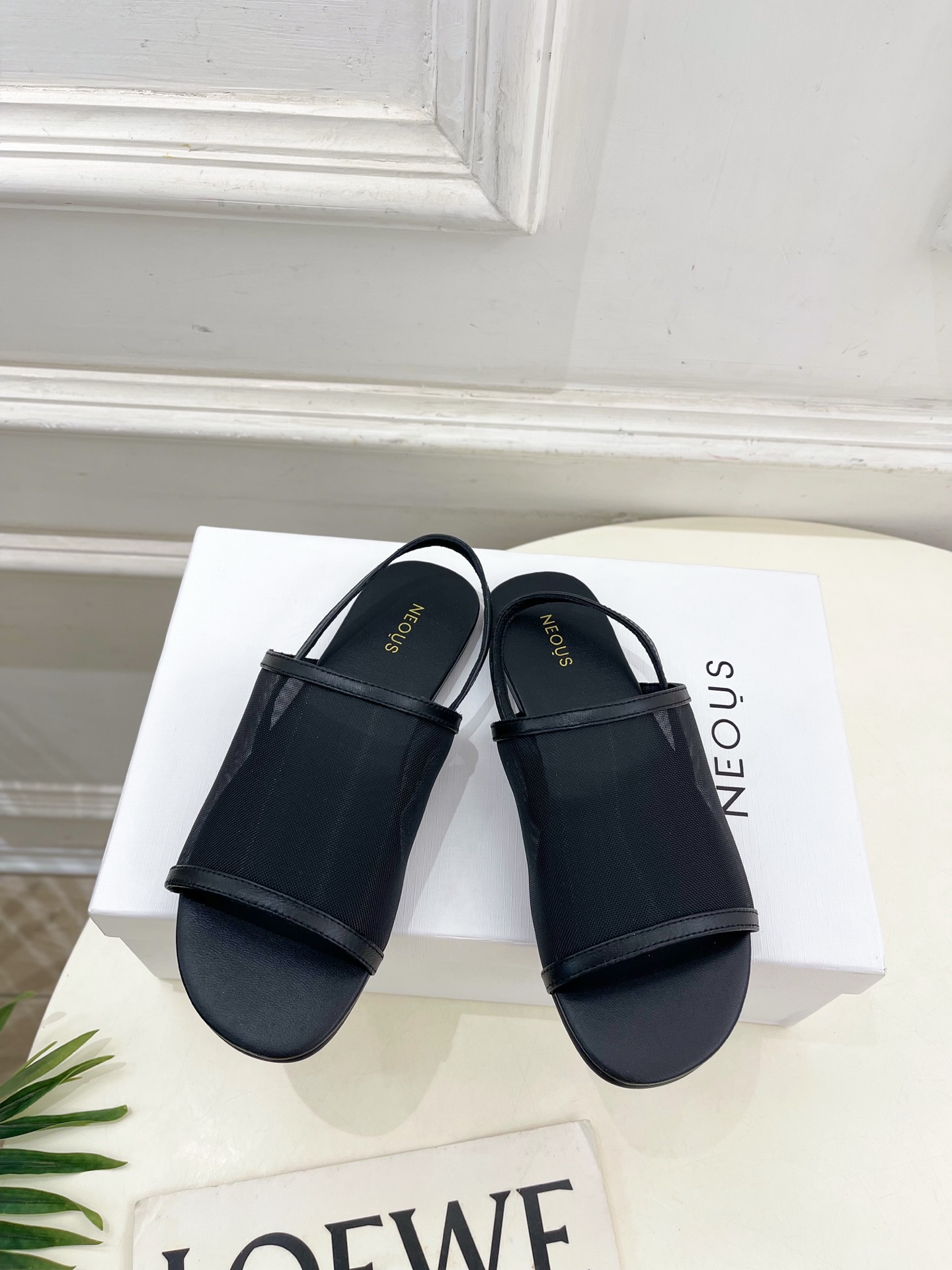 Neous 25𝐬𝐬春夏新品 网纱平底休闲凉鞋
—————————
作为这两年最受欢迎的设计师牌，设计简