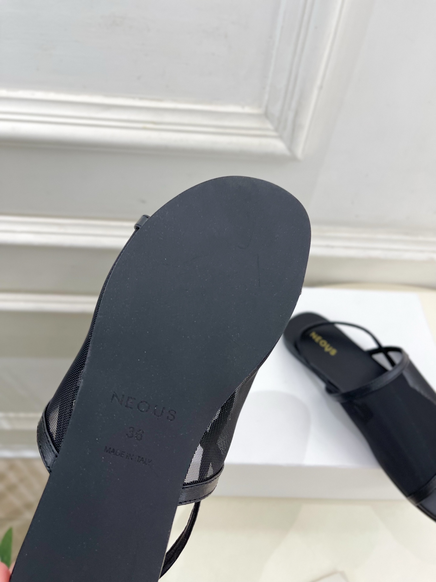 Neous 25𝐬𝐬春夏新品 网纱平底休闲凉鞋
—————————
作为这两年最受欢迎的设计师牌，设计简