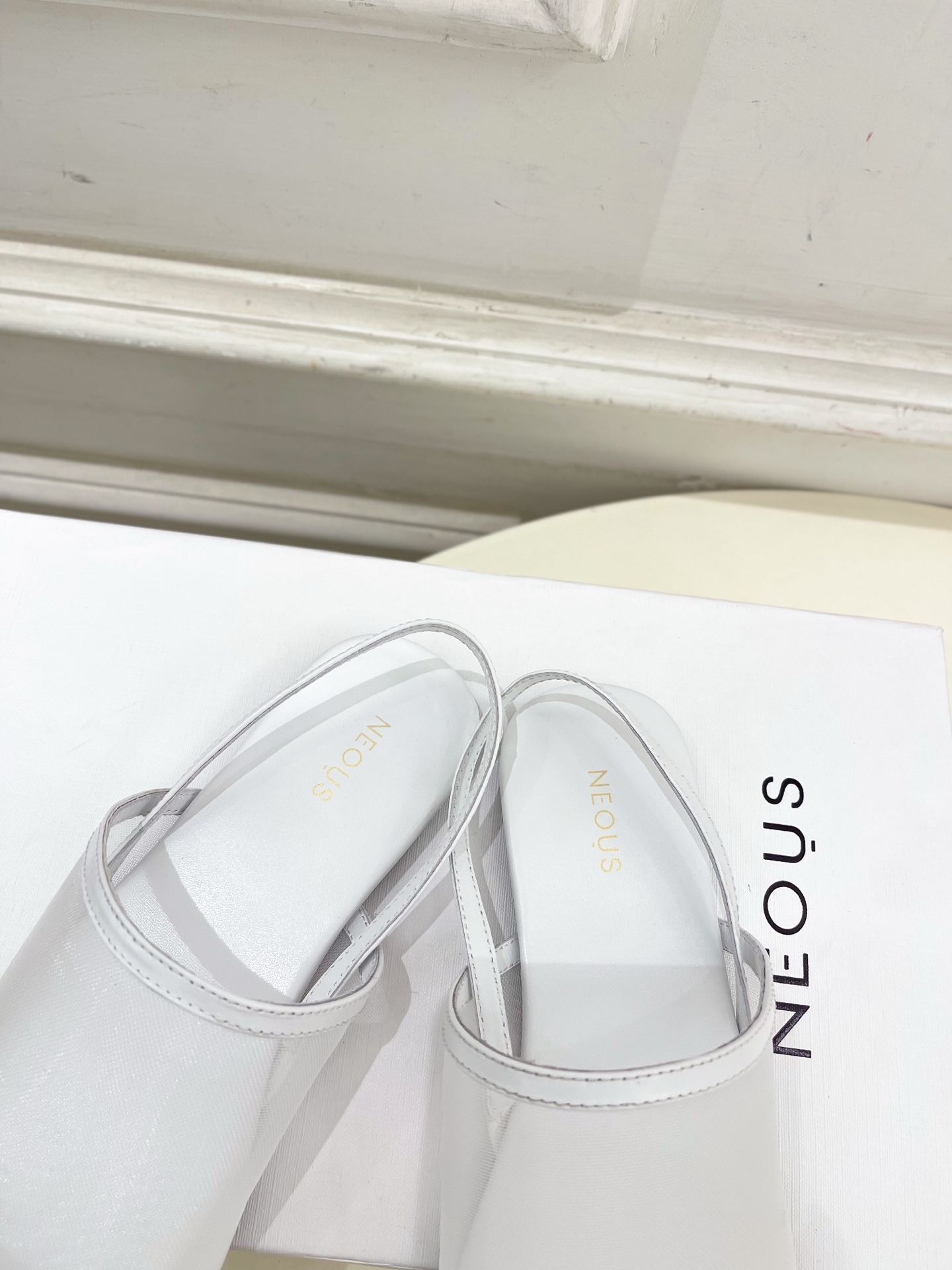 Neous 25𝐬𝐬春夏新品 网纱平底休闲凉鞋
—————————
作为这两年最受欢迎的设计师牌，设计简