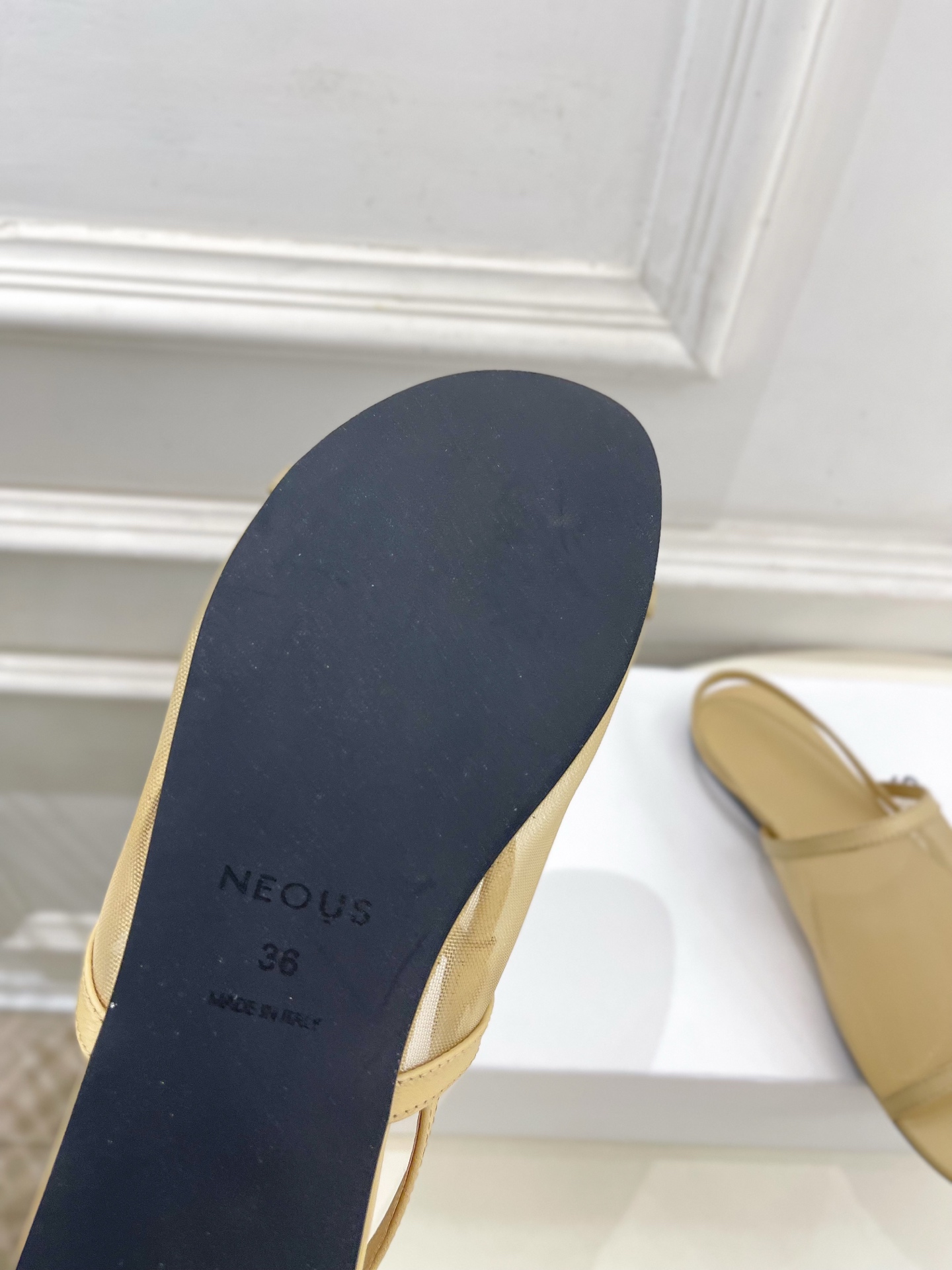 Neous 25𝐬𝐬春夏新品 网纱平底休闲凉鞋
—————————
作为这两年最受欢迎的设计师牌，设计简