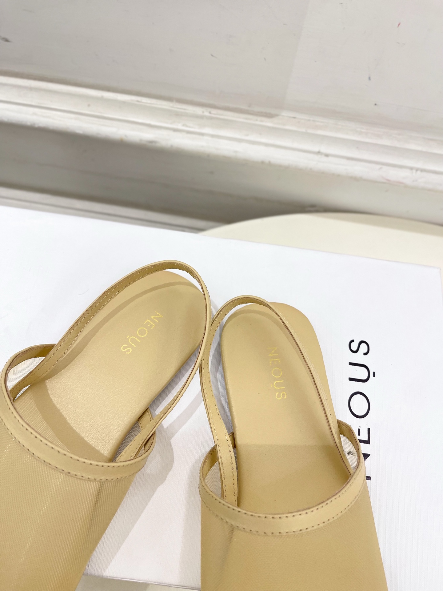 Neous 25𝐬𝐬春夏新品 网纱平底休闲凉鞋
—————————
作为这两年最受欢迎的设计师牌，设计简