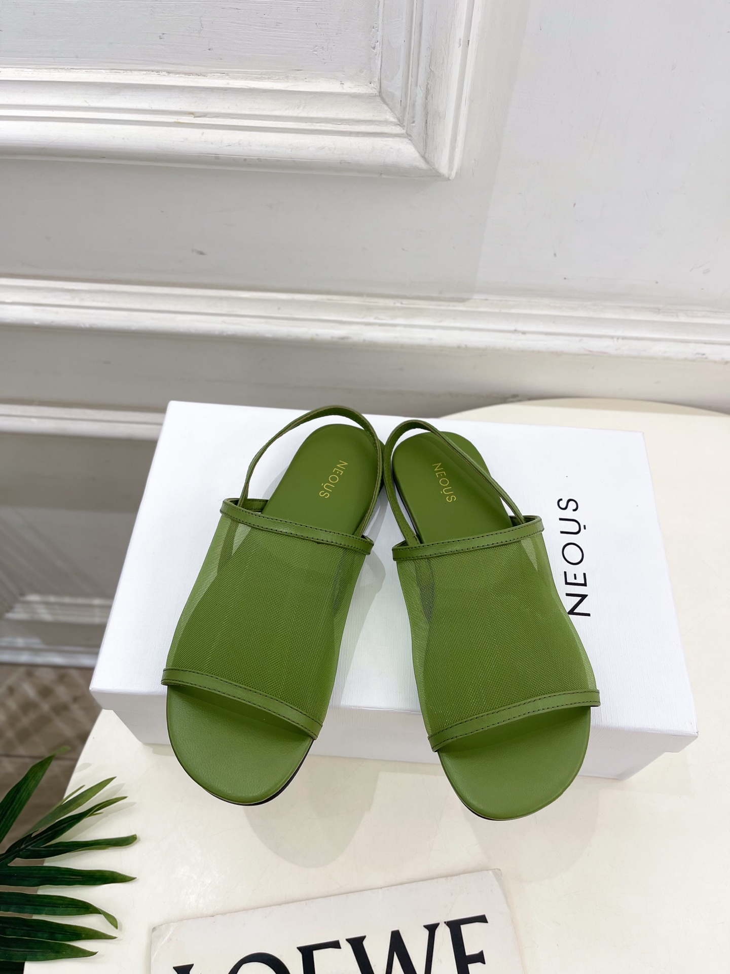 Neous 25𝐬𝐬春夏新品 网纱平底休闲凉鞋
—————————
作为这两年最受欢迎的设计师牌，设计简