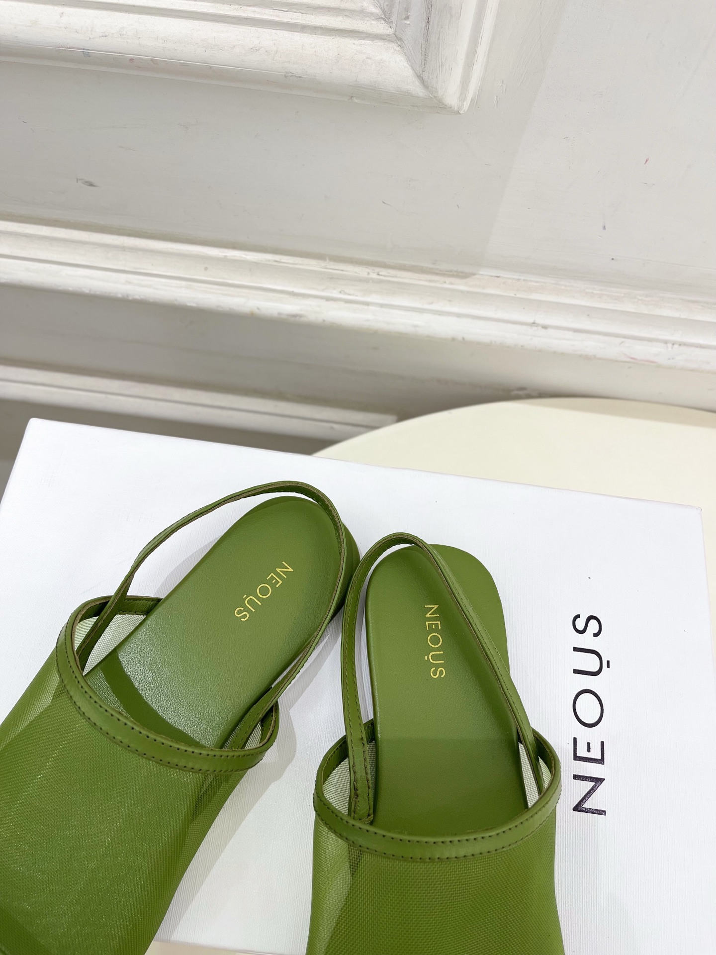 Neous 25𝐬𝐬春夏新品 网纱平底休闲凉鞋
—————————
作为这两年最受欢迎的设计师牌，设计简