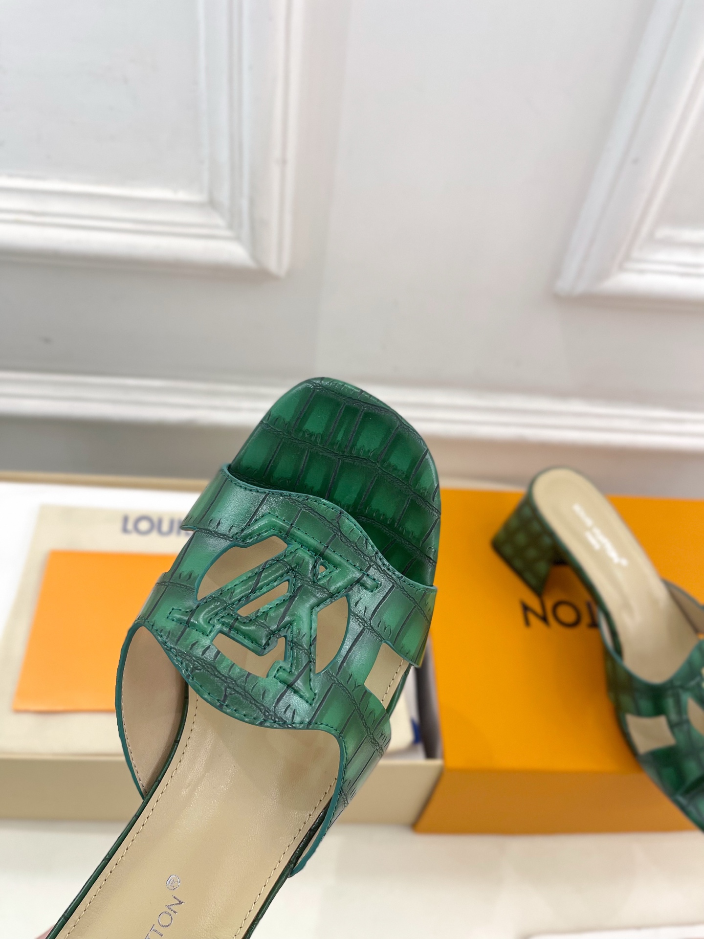 LV  | 路易威登  25𝐬𝐬 

🧡💚2025春夏新款 顶级版本⚠️
专柜主打最新款 V形方跟镂空拖