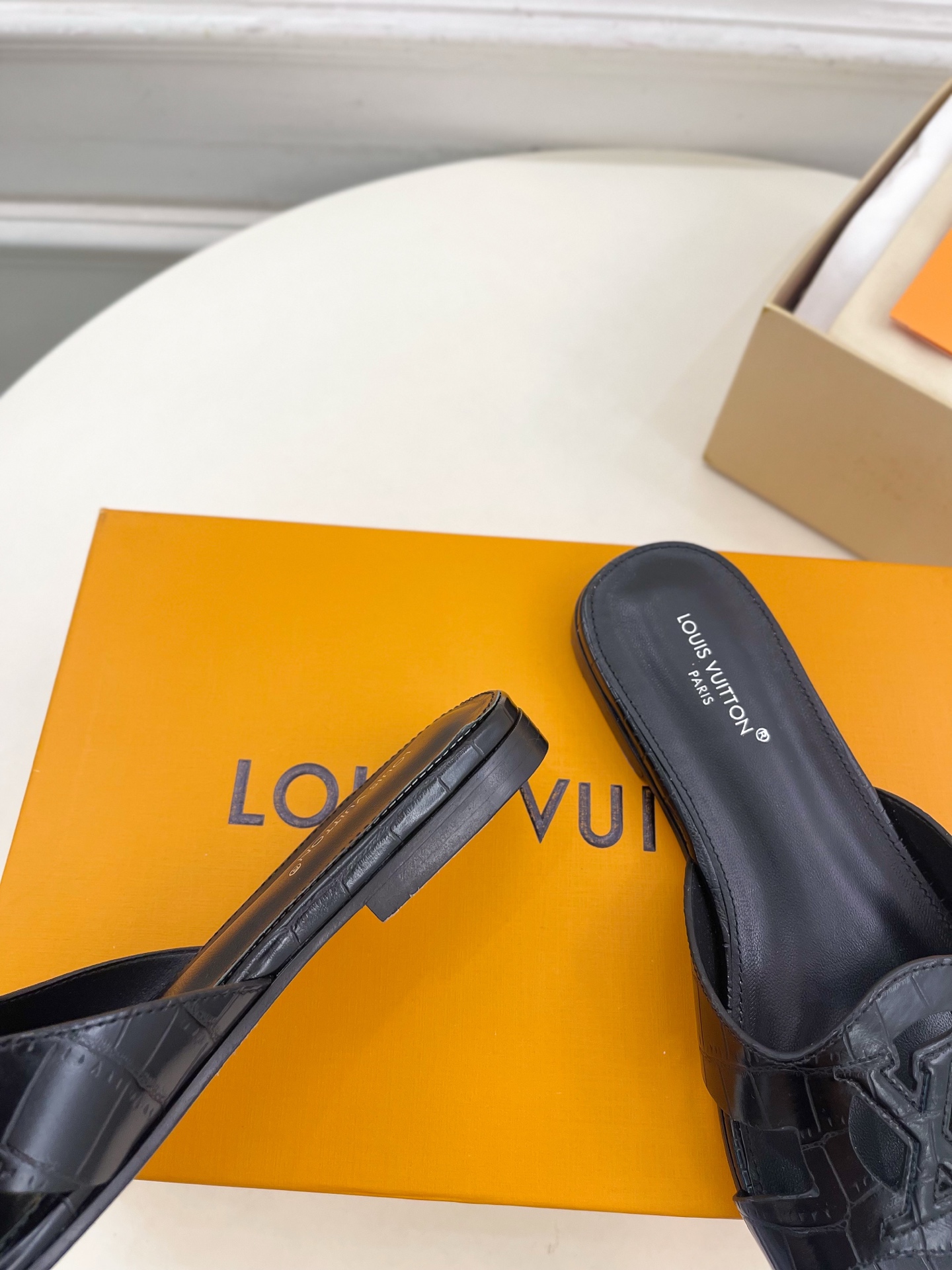 LV  | 路易威登  25𝐬𝐬 

🧡💚2025春夏新款 顶级版本⚠️
专柜主打最新款 V形方跟镂空拖