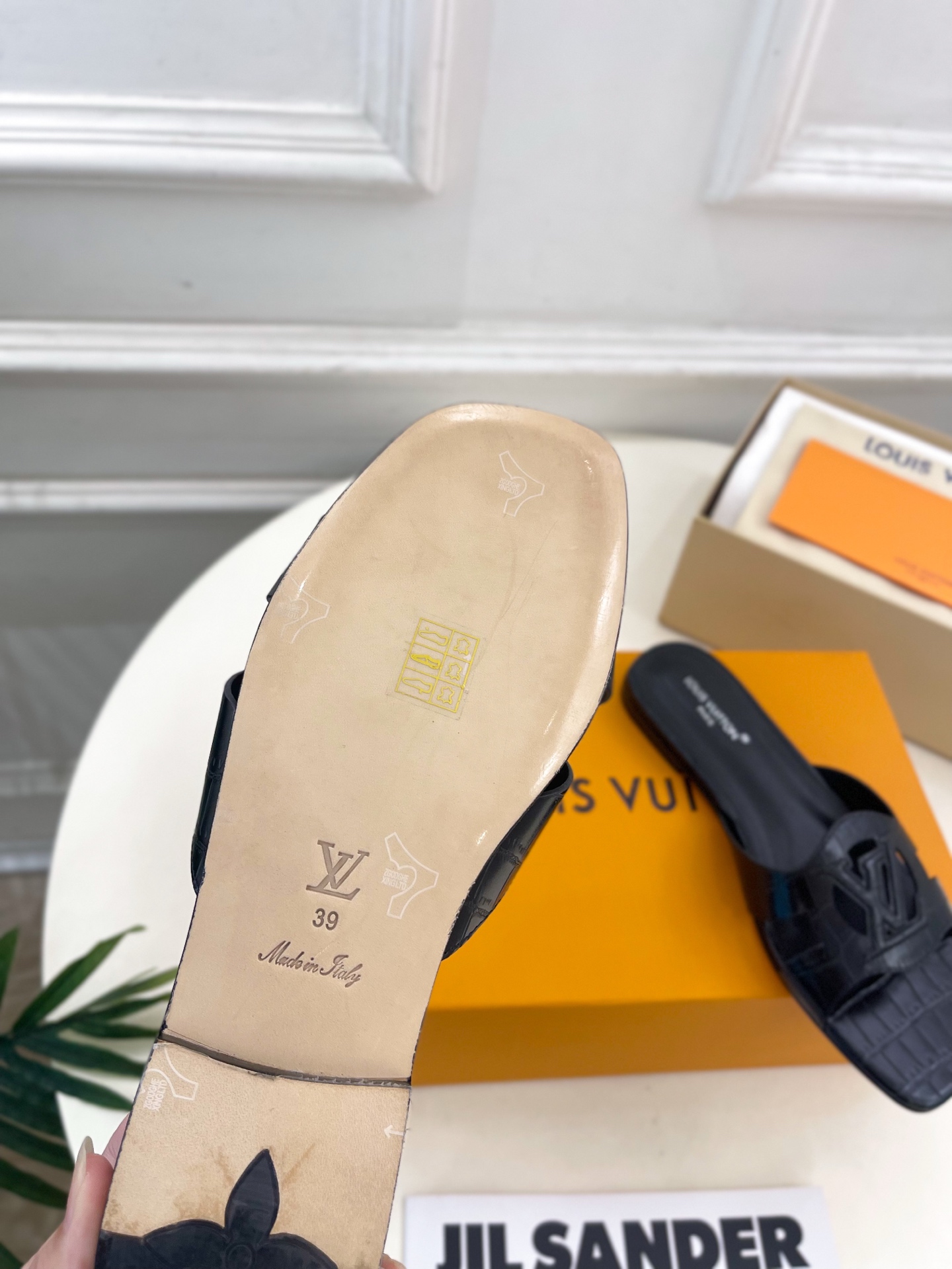 LV  | 路易威登  25𝐬𝐬 

🧡💚2025春夏新款 顶级版本⚠️
专柜主打最新款 V形方跟镂空拖
