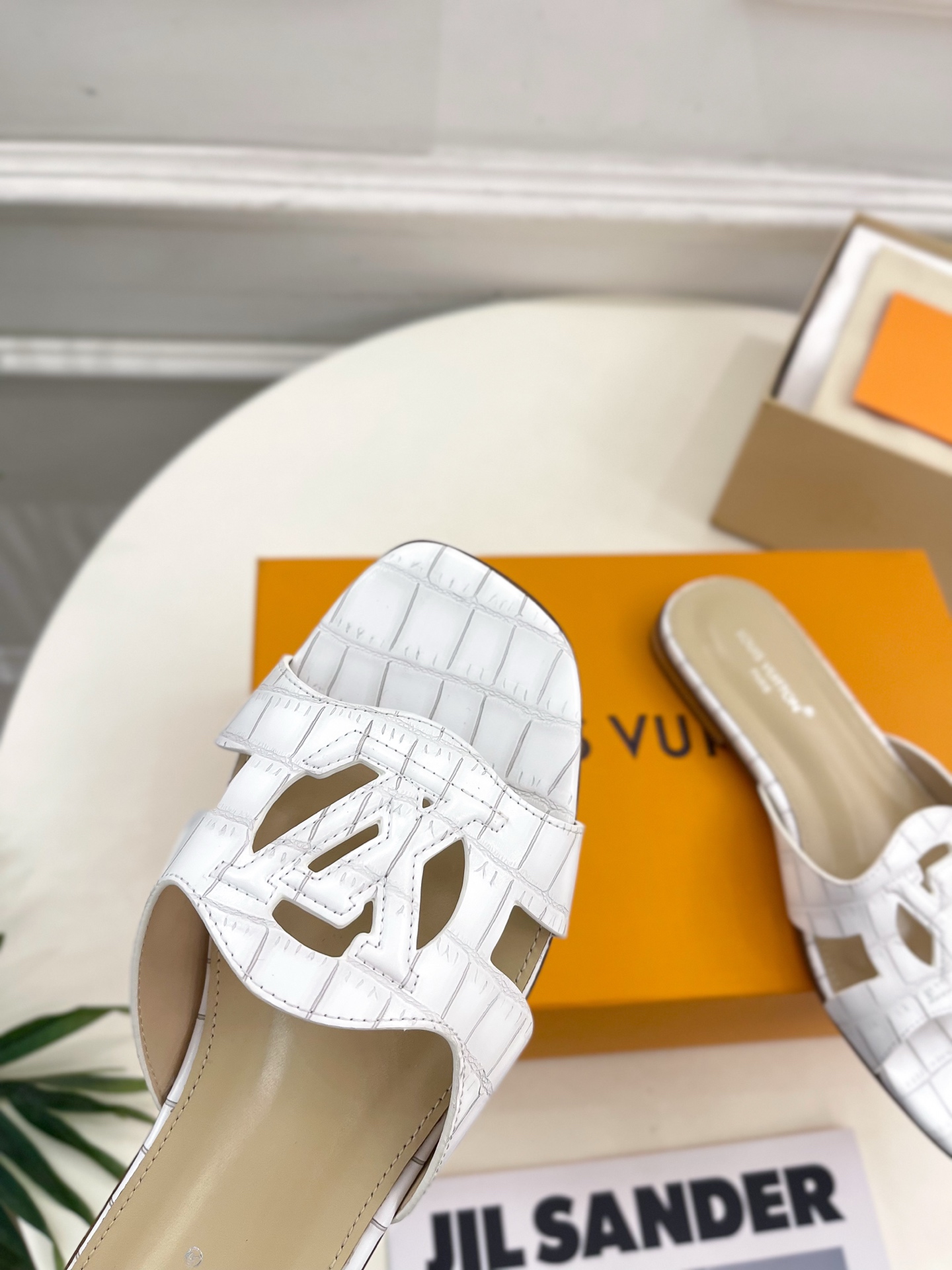 LV  | 路易威登  25𝐬𝐬 

🧡💚2025春夏新款 顶级版本⚠️
专柜主打最新款 V形方跟镂空拖