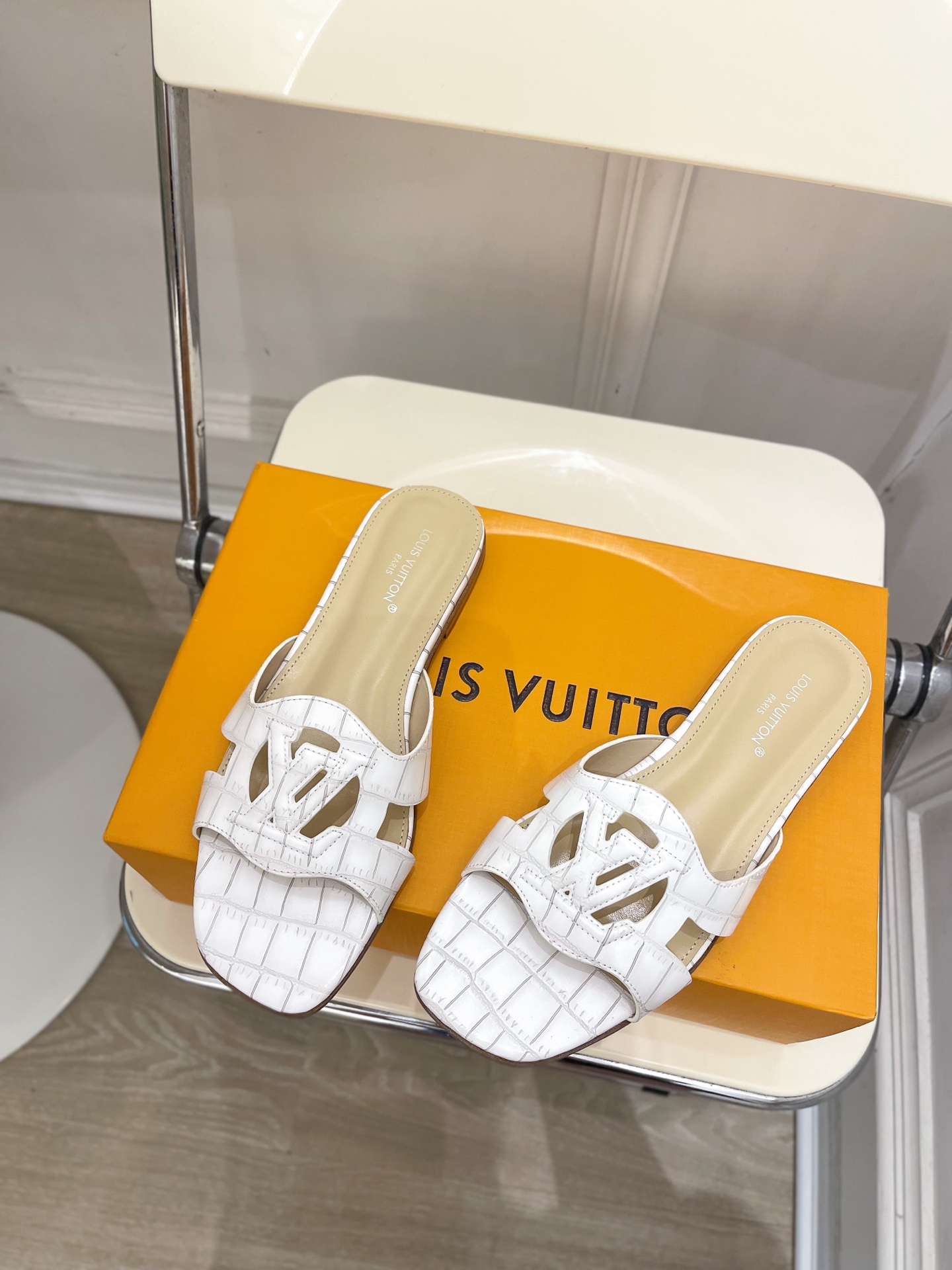 LV  | 路易威登  25𝐬𝐬 

🧡💚2025春夏新款 顶级版本⚠️
专柜主打最新款 V形方跟镂空拖