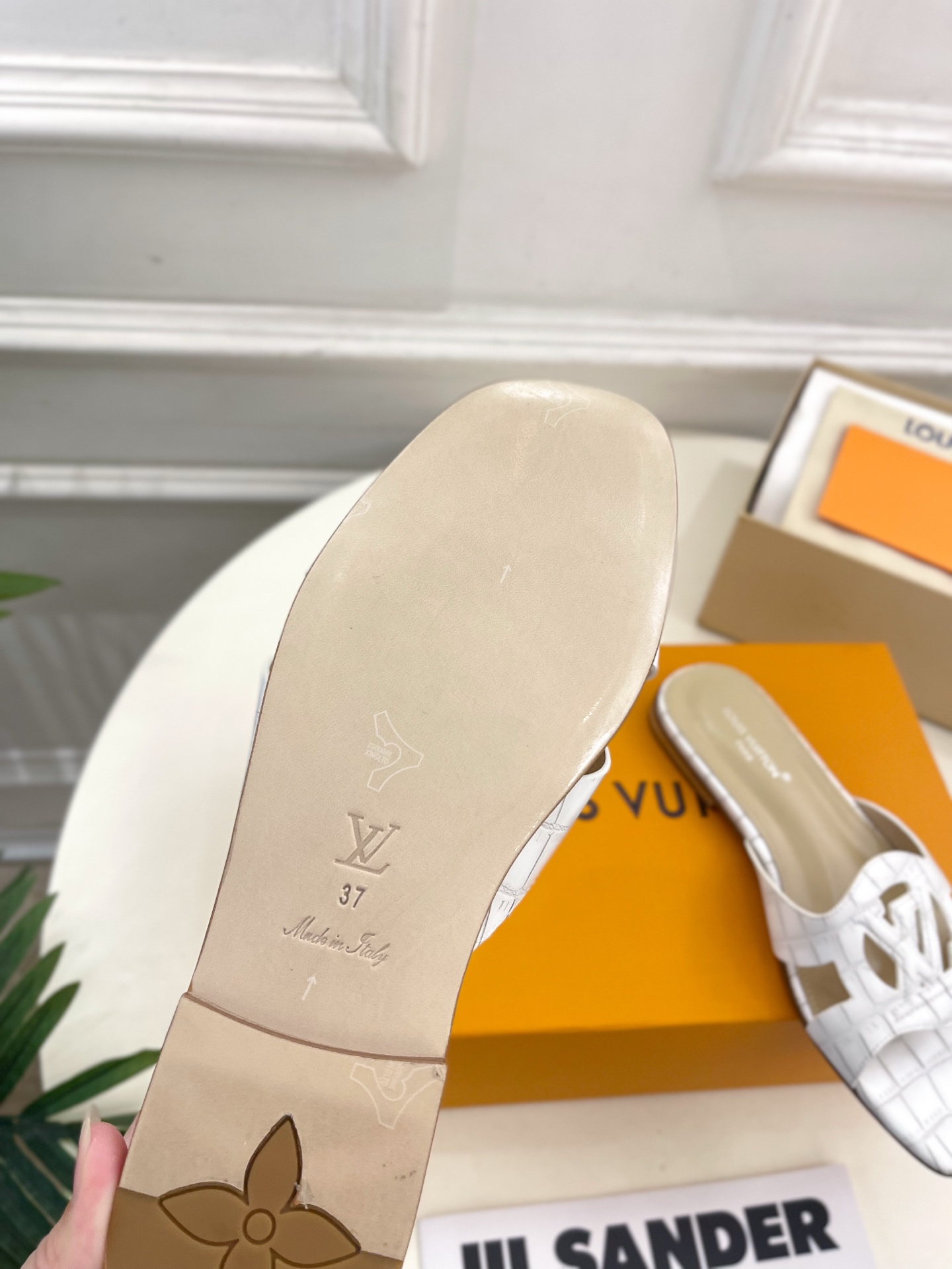 LV  | 路易威登  25𝐬𝐬 

🧡💚2025春夏新款 顶级版本⚠️
专柜主打最新款 V形方跟镂空拖