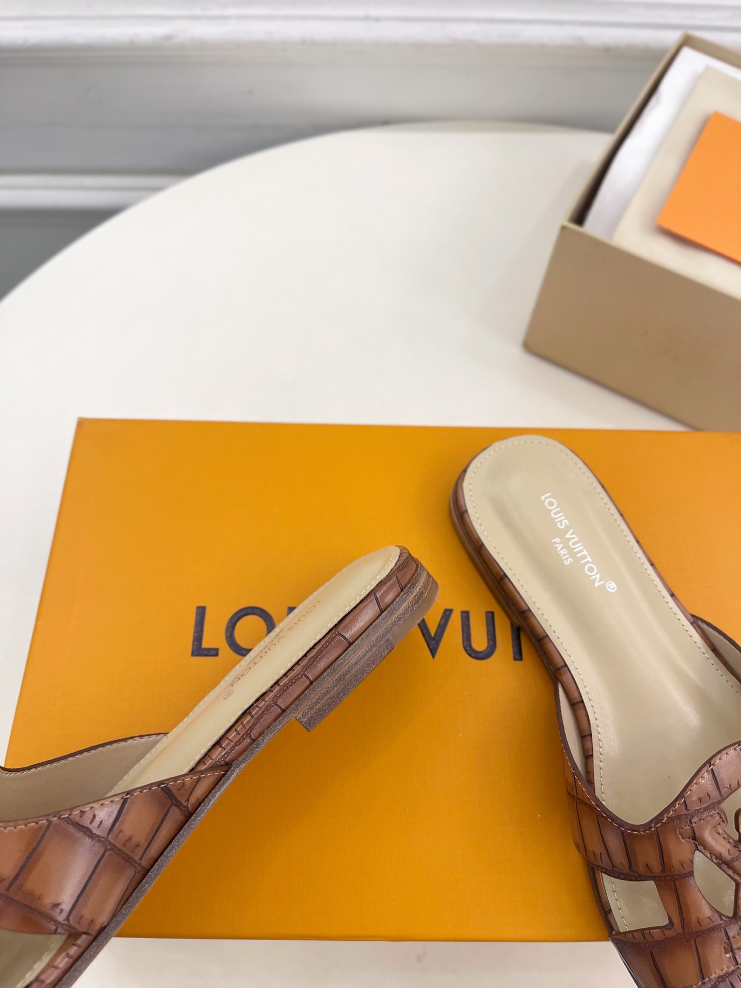 LV  | 路易威登  25𝐬𝐬 

🧡💚2025春夏新款 顶级版本⚠️
专柜主打最新款 V形方跟镂空拖