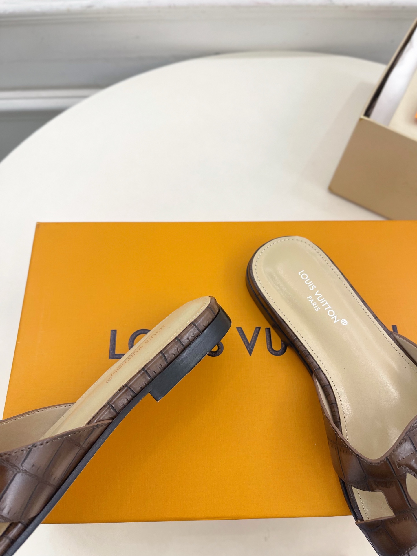 LV  | 路易威登  25𝐬𝐬 

🧡💚2025春夏新款 顶级版本⚠️
专柜主打最新款 V形方跟镂空拖