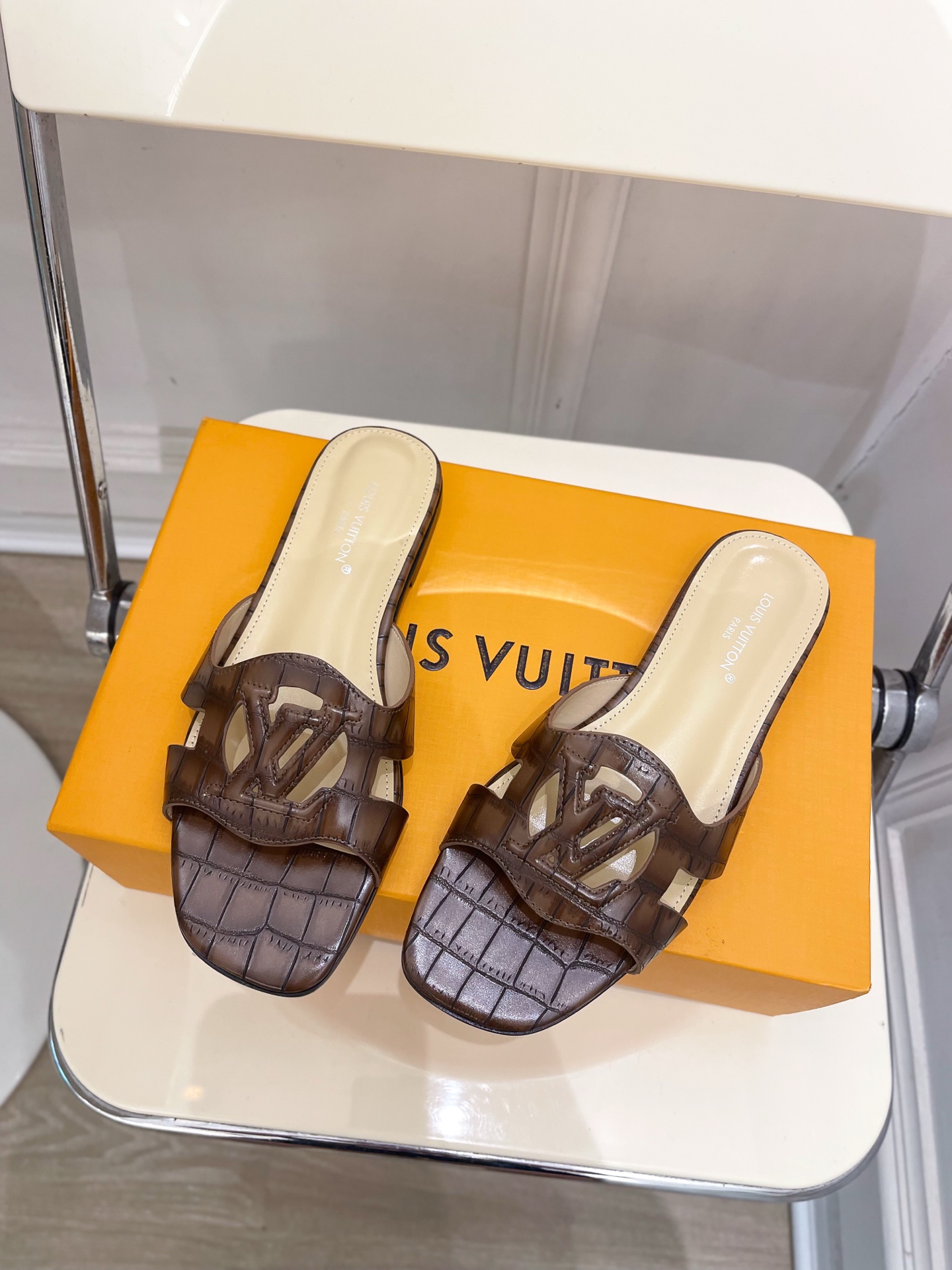LV  | 路易威登  25𝐬𝐬 

🧡💚2025春夏新款 顶级版本⚠️
专柜主打最新款 V形方跟镂空拖