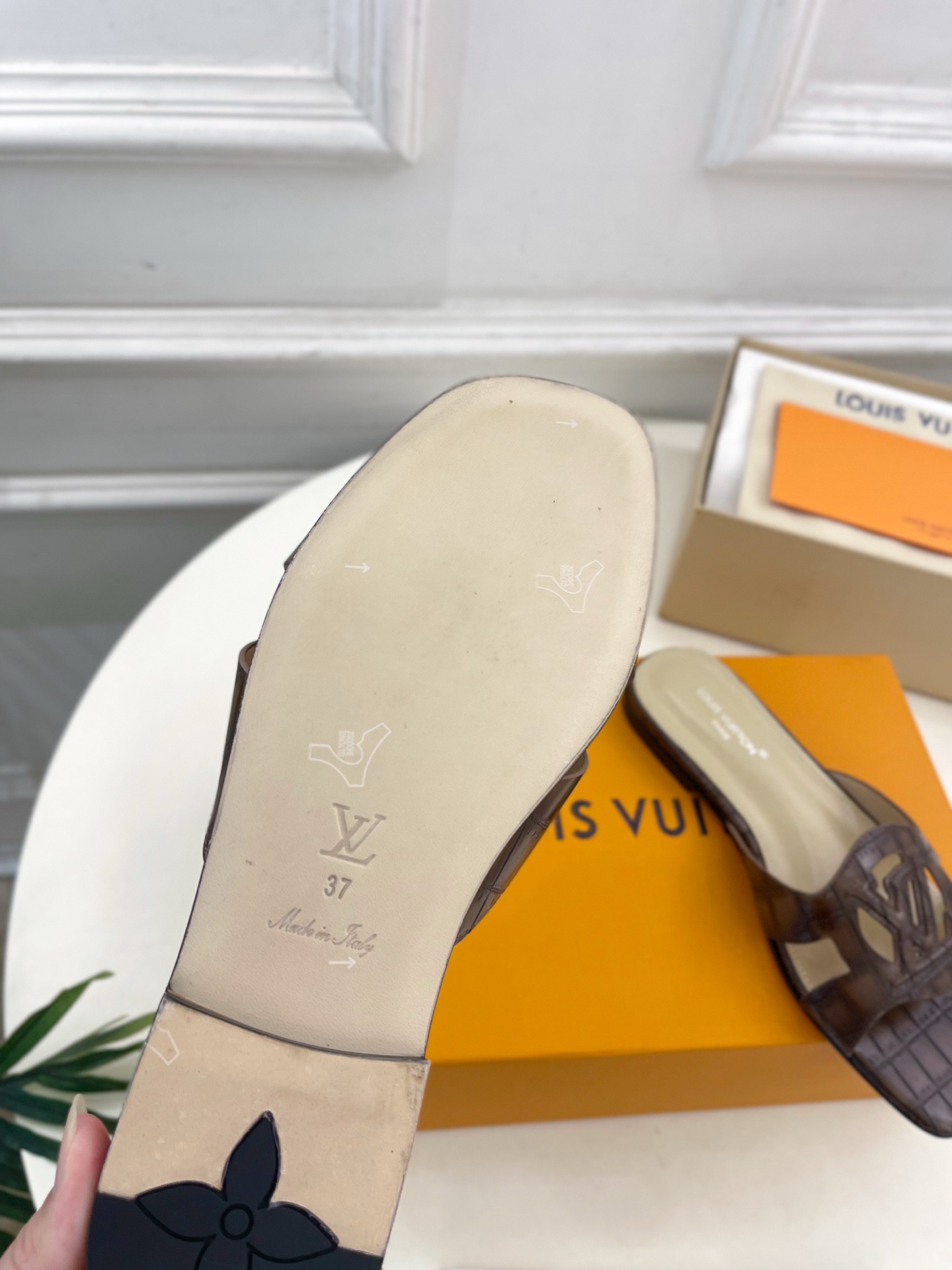 LV  | 路易威登  25𝐬𝐬 

🧡💚2025春夏新款 顶级版本⚠️
专柜主打最新款 V形方跟镂空拖