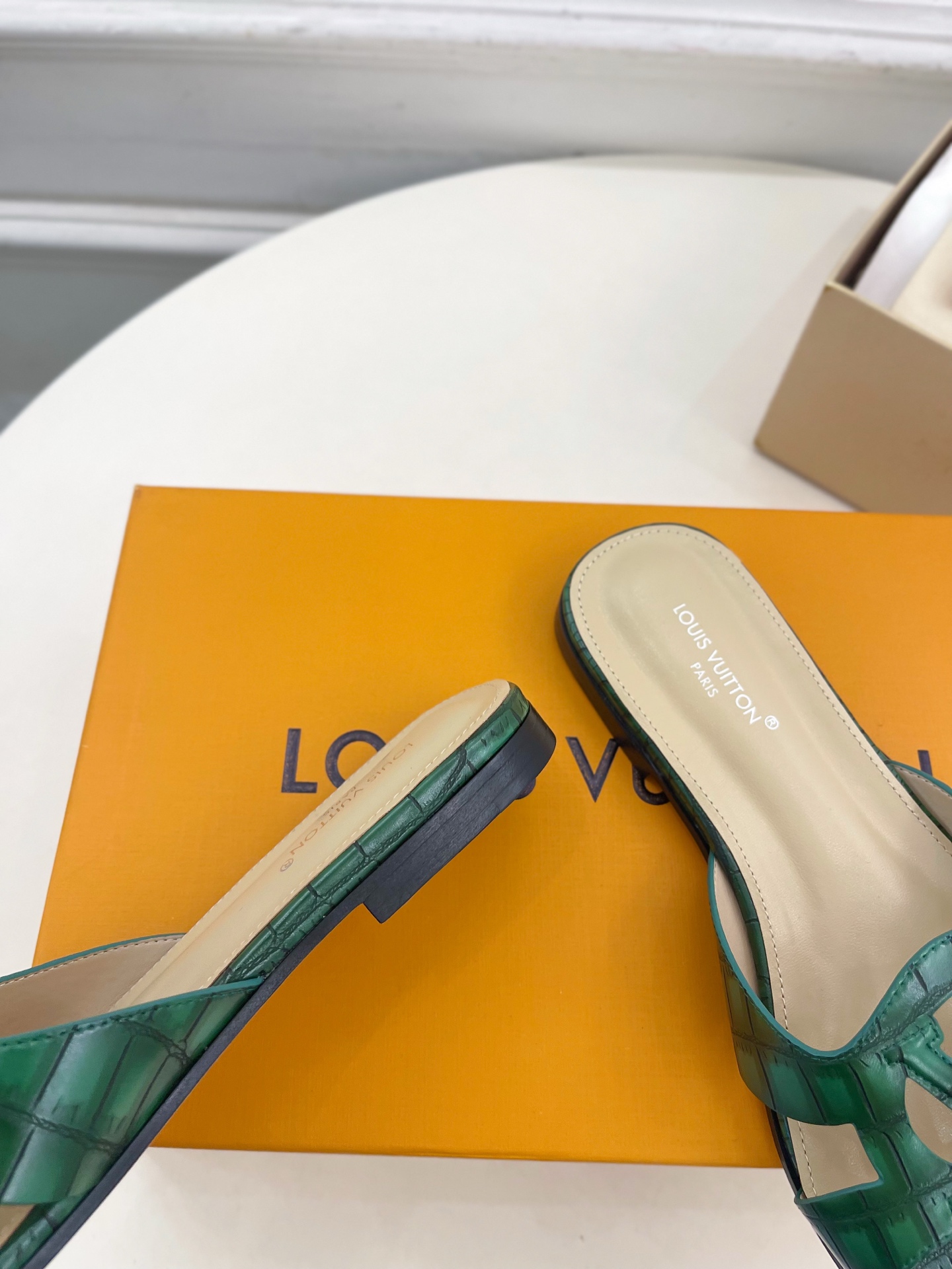LV  | 路易威登  25𝐬𝐬 

🧡💚2025春夏新款 顶级版本⚠️
专柜主打最新款 V形方跟镂空拖