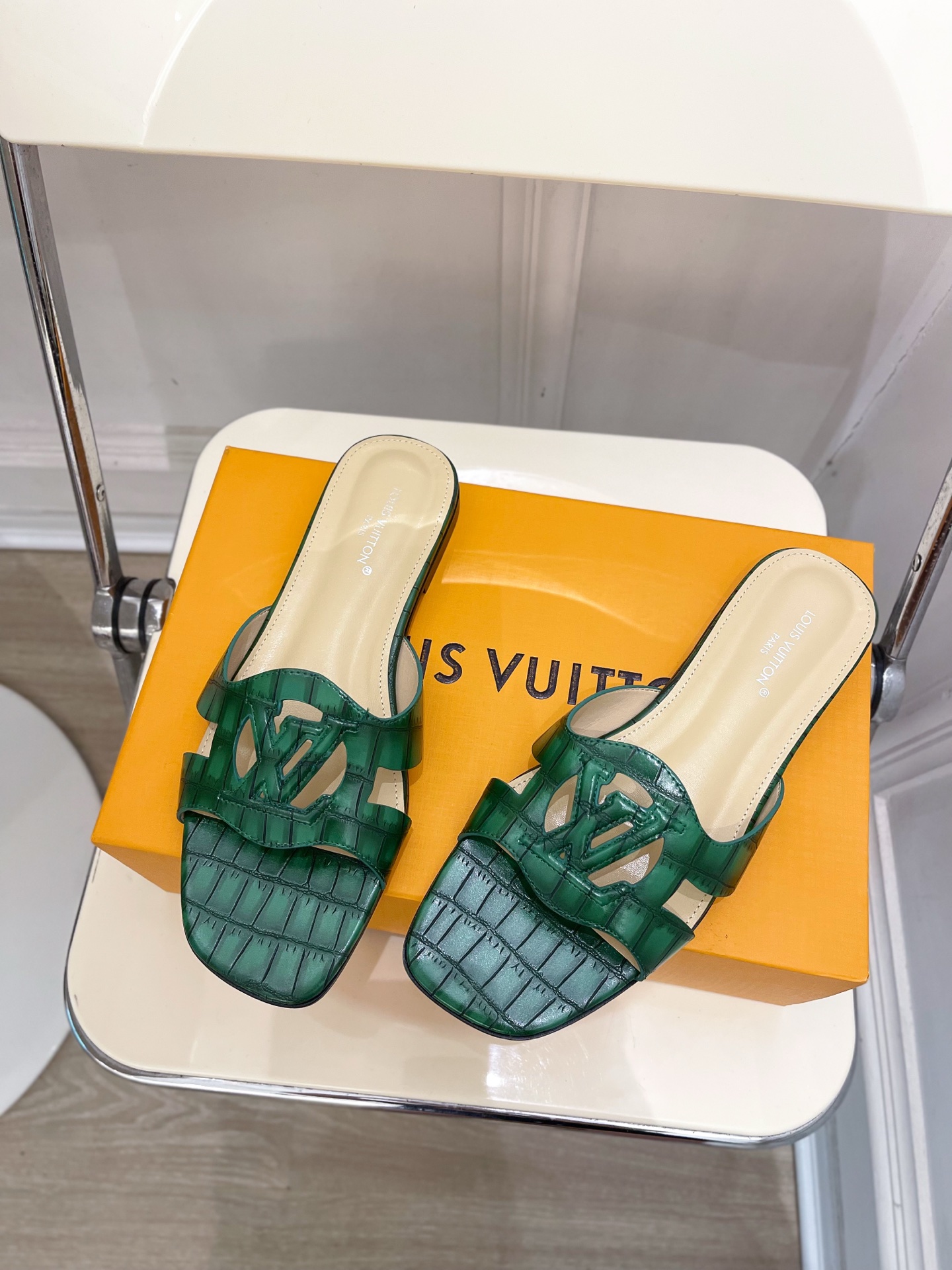 LV  | 路易威登  25𝐬𝐬 

🧡💚2025春夏新款 顶级版本⚠️
专柜主打最新款 V形方跟镂空拖