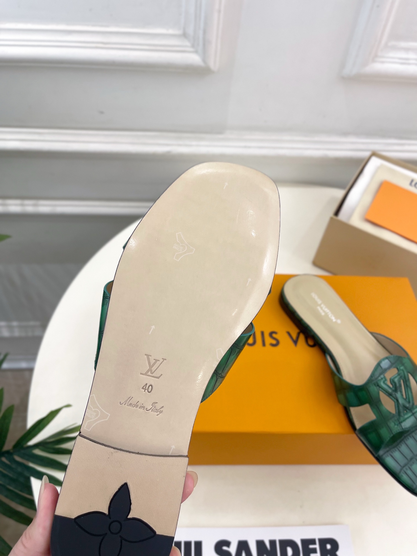 LV  | 路易威登  25𝐬𝐬 

🧡💚2025春夏新款 顶级版本⚠️
专柜主打最新款 V形方跟镂空拖