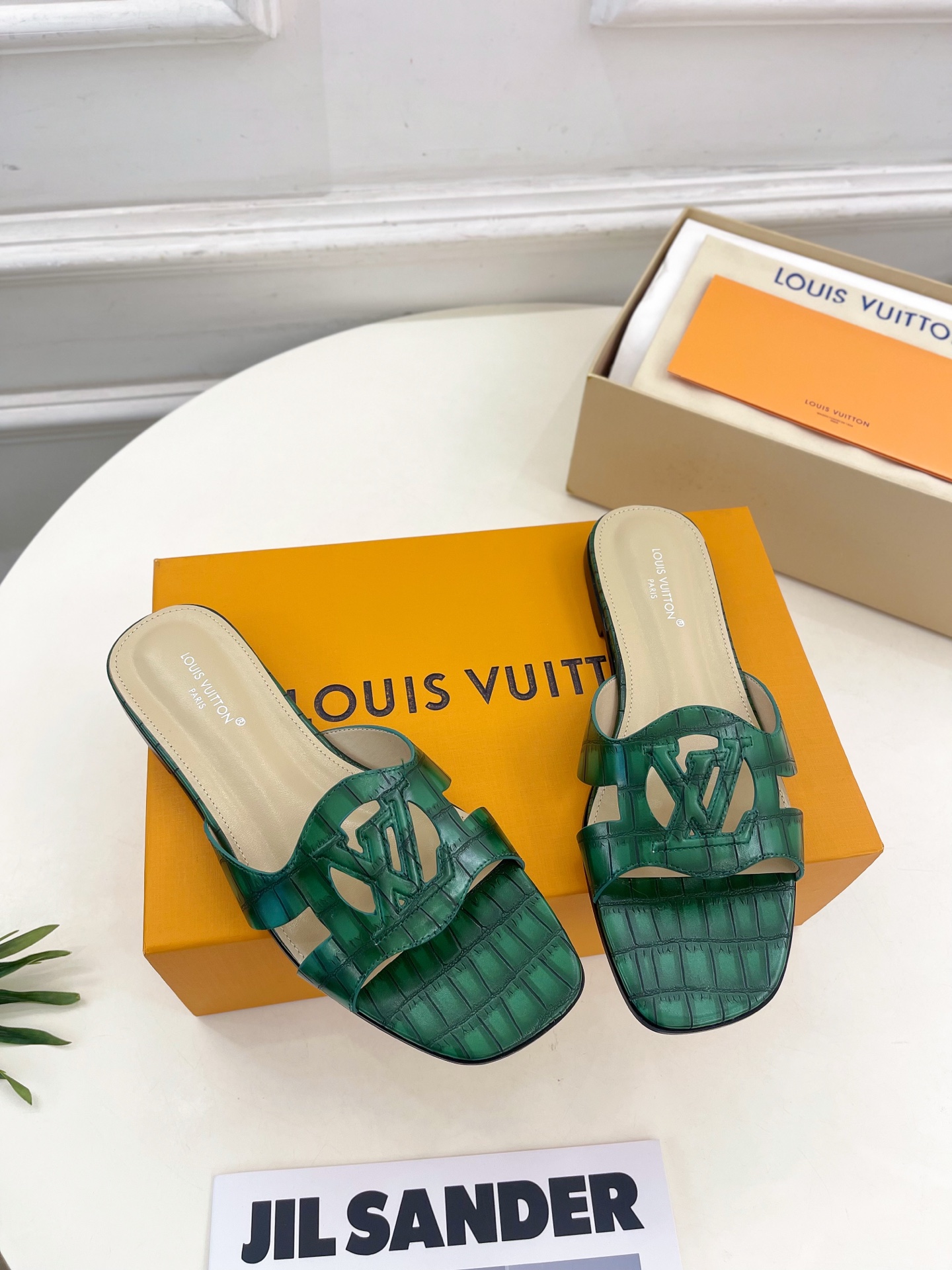 LV  | 路易威登  25𝐬𝐬 

🧡💚2025春夏新款 顶级版本⚠️
专柜主打最新款 V形方跟镂空拖