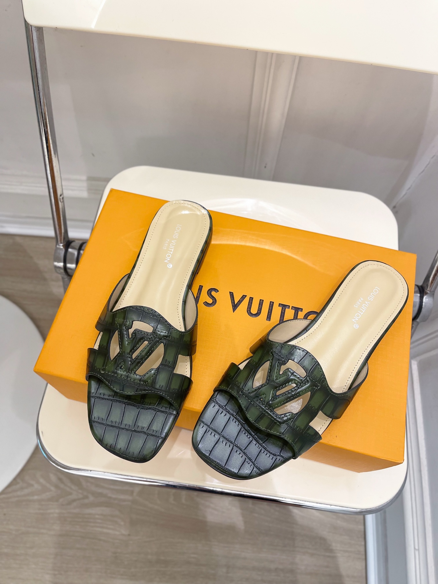 LV  | 路易威登  25𝐬𝐬 

🧡💚2025春夏新款 顶级版本⚠️
专柜主打最新款 V形方跟镂空拖
