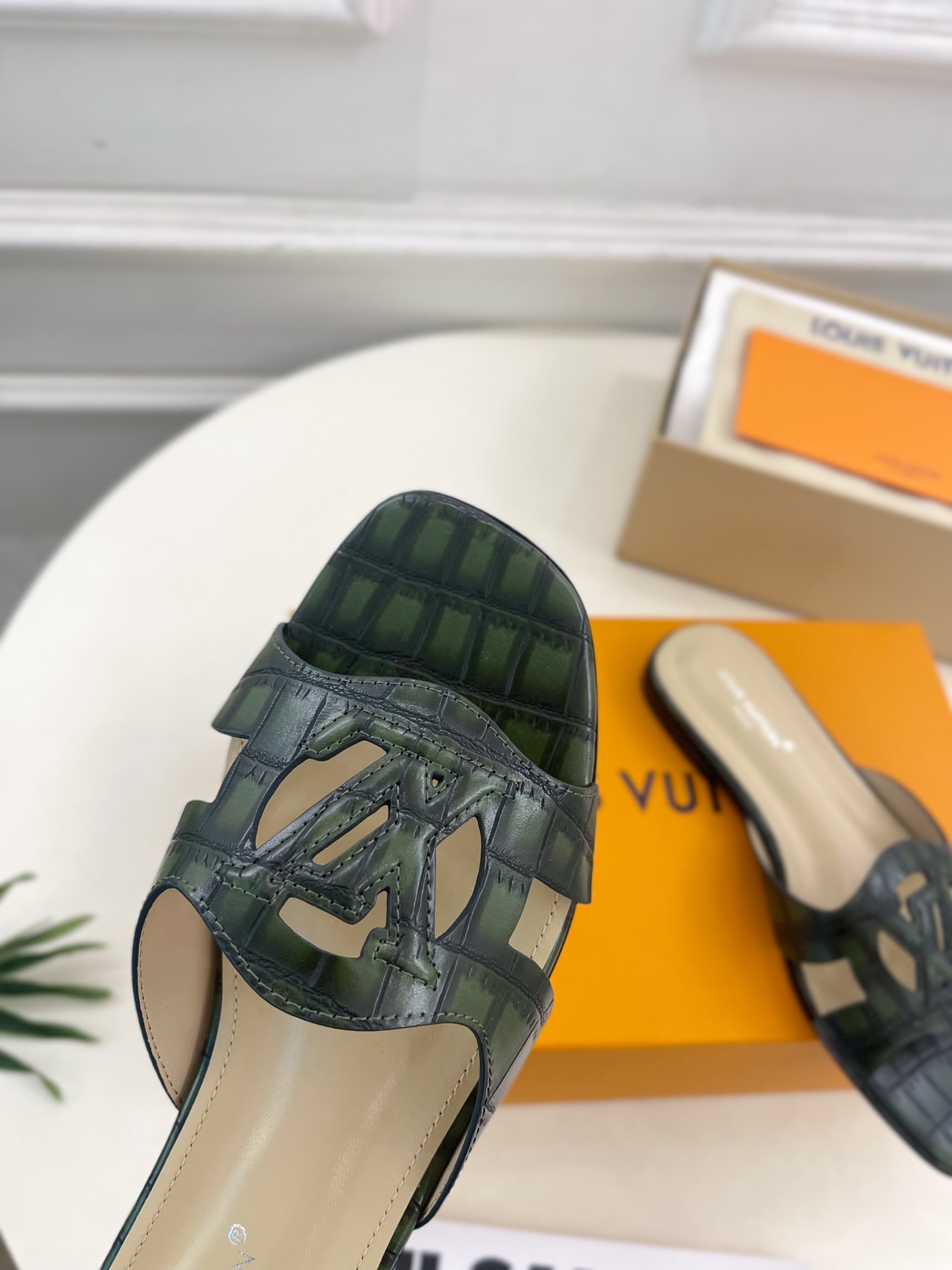 LV  | 路易威登  25𝐬𝐬 

🧡💚2025春夏新款 顶级版本⚠️
专柜主打最新款 V形方跟镂空拖