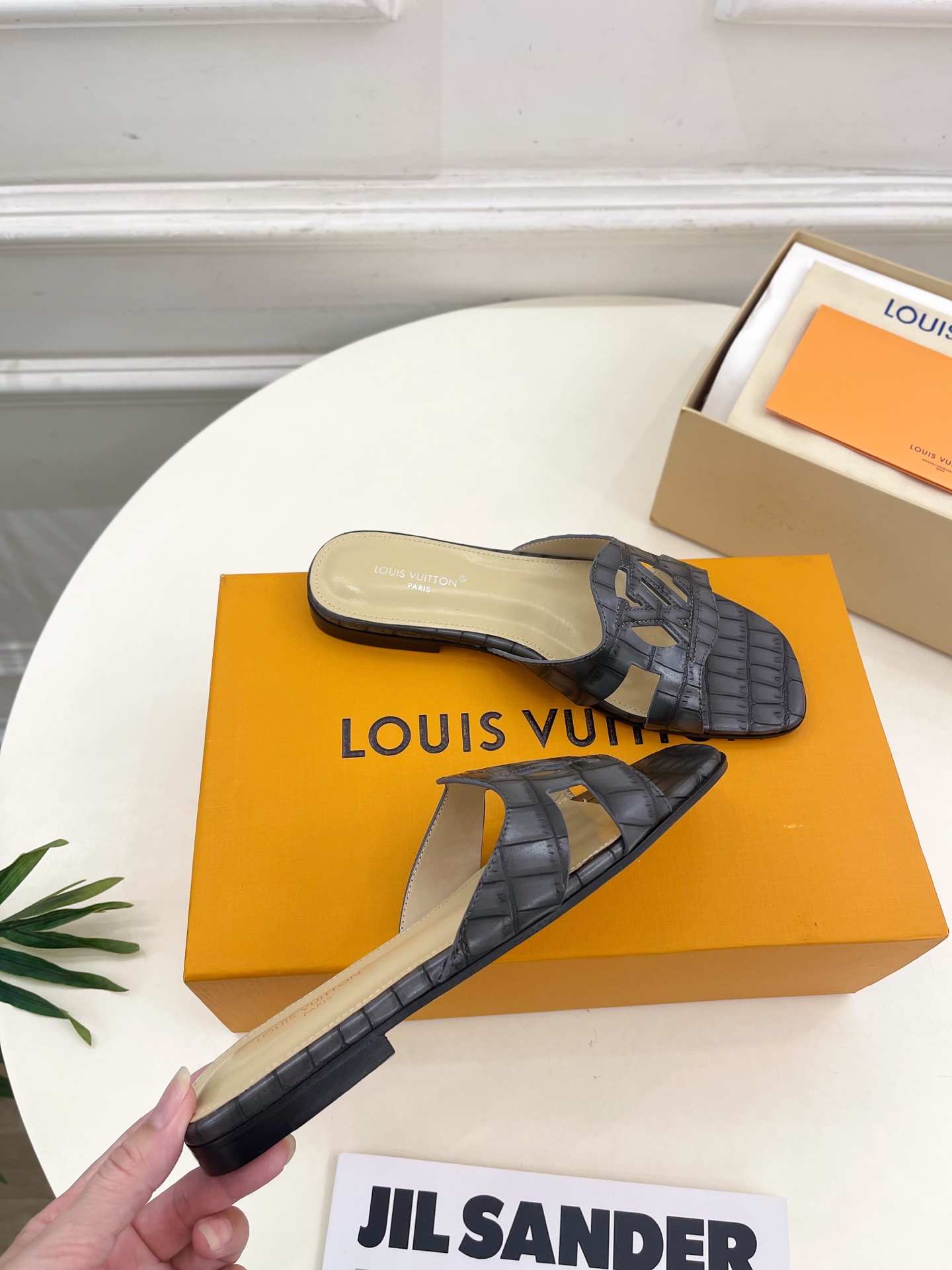 LV  | 路易威登  25𝐬𝐬 

🧡💚2025春夏新款 顶级版本⚠️
专柜主打最新款 V形方跟镂空拖
